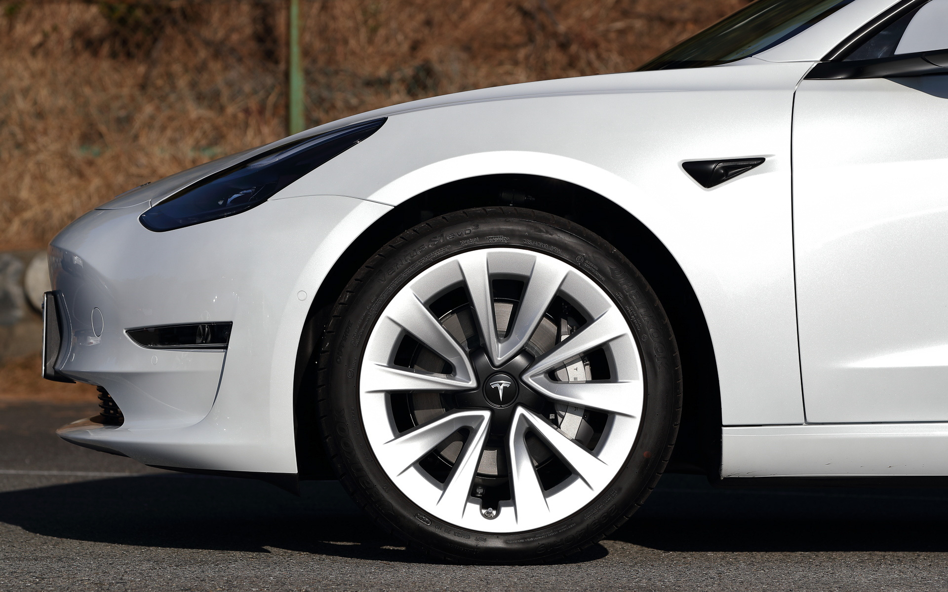 19インチホイールとプレミアム系スポーツタイヤ（サイズは前後とも235/40R19）の組み合わせ