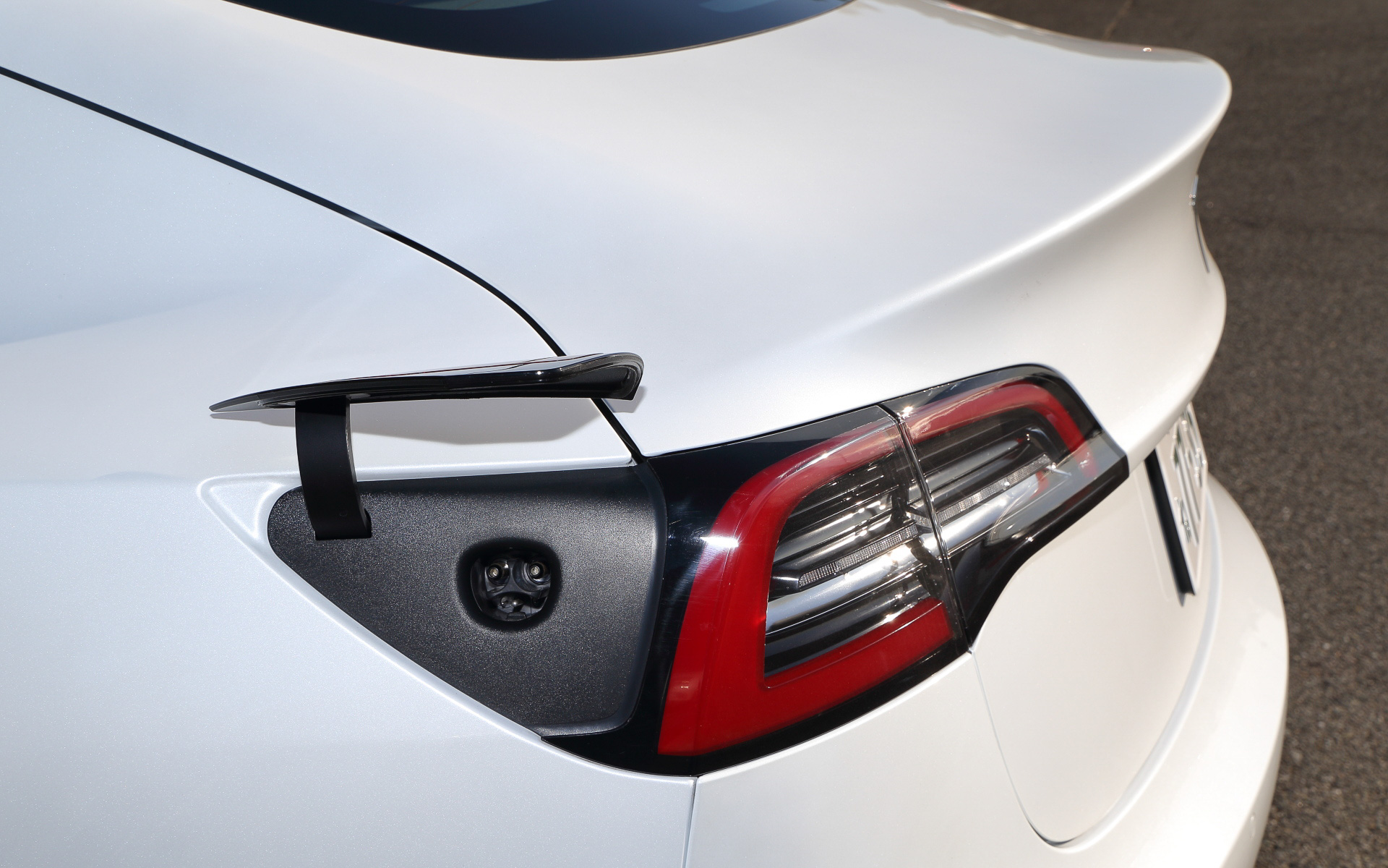 充電ポートは左後部に配置