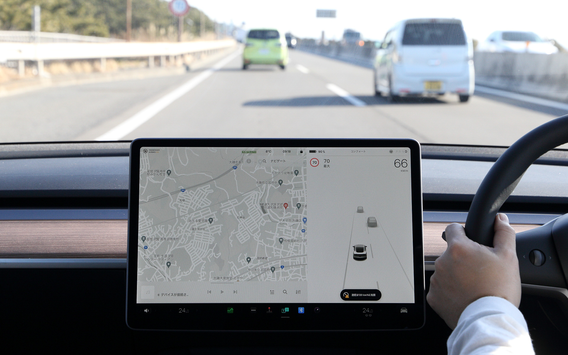 走行中はカメラと超音波で周囲を監視していて、障害物や並走する車両なども正確に表示される