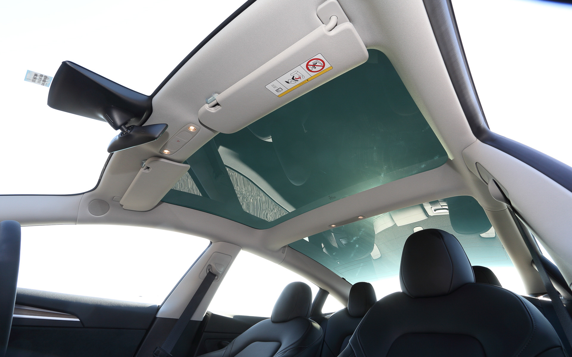 ルーフには大きな窓が広がる