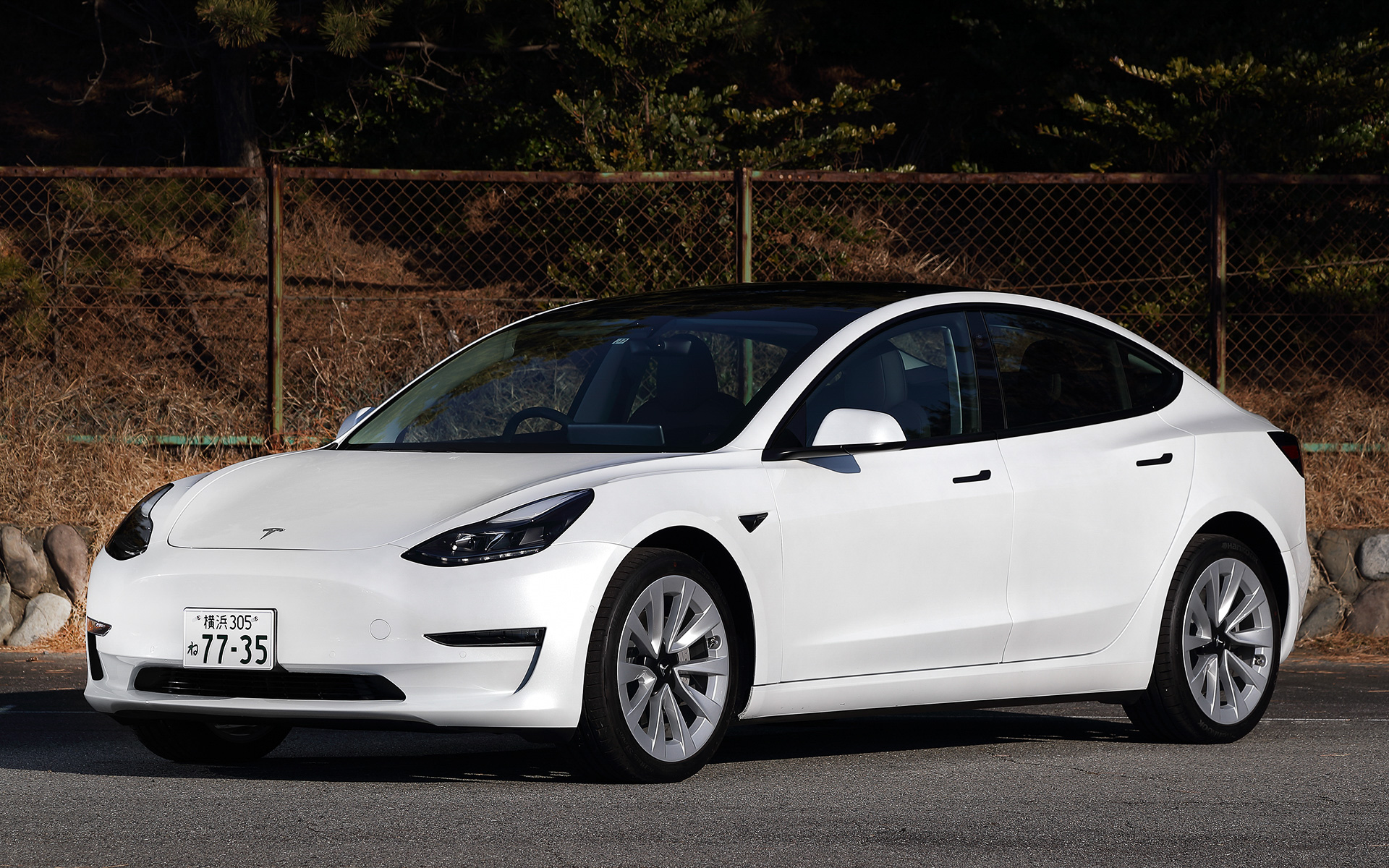 試乗したモデル3のボディカラーはパールホワイトマルチコート。ボディサイズは4695×1850×1445mm（全長×全幅×全高）、ホイールベースは2875mm、車両重量1850kg。重量配分は前932kg、後918kg