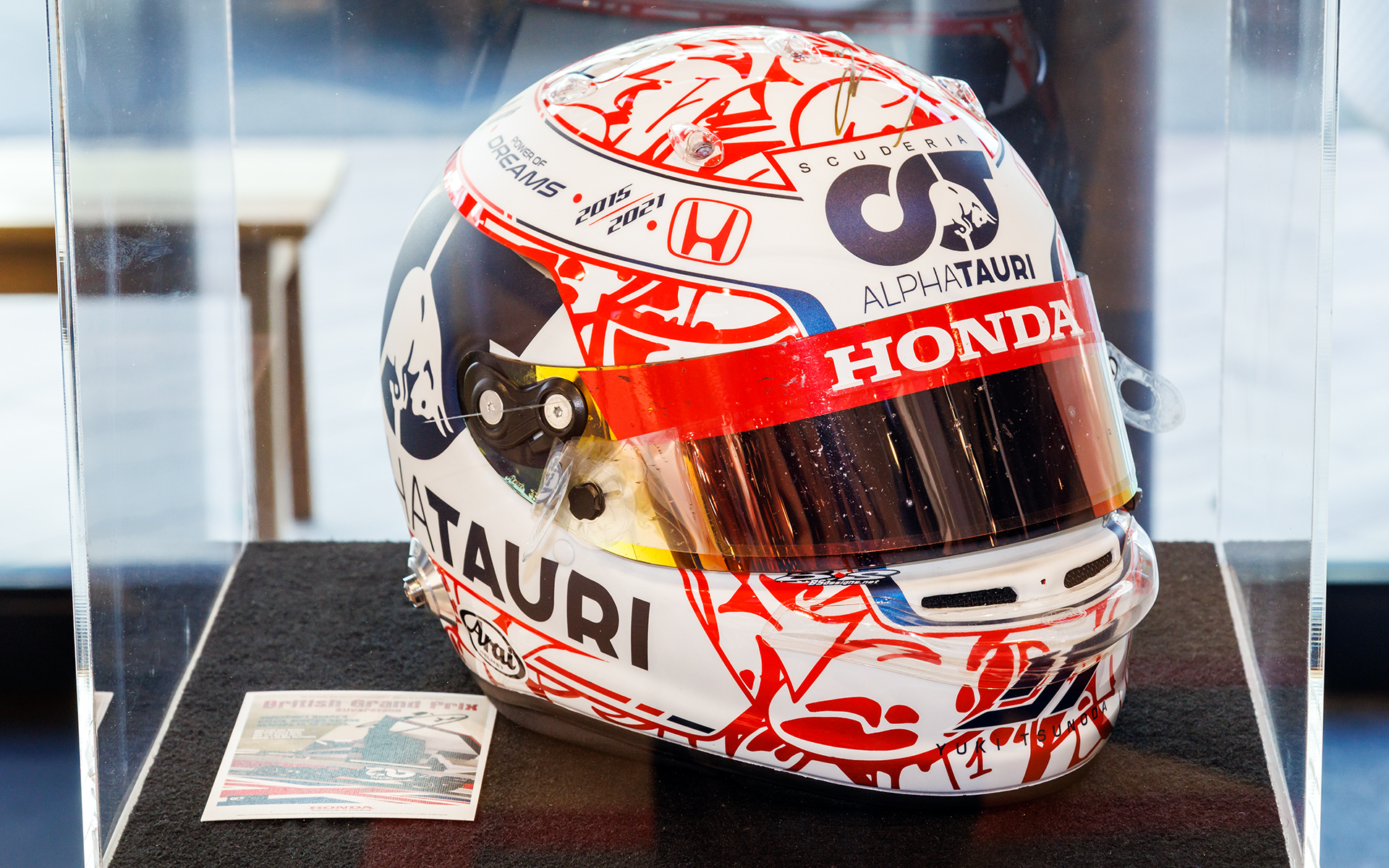 関連展示。角田選手がウエルカムプラザを訪れたときに寄贈したヘルメット