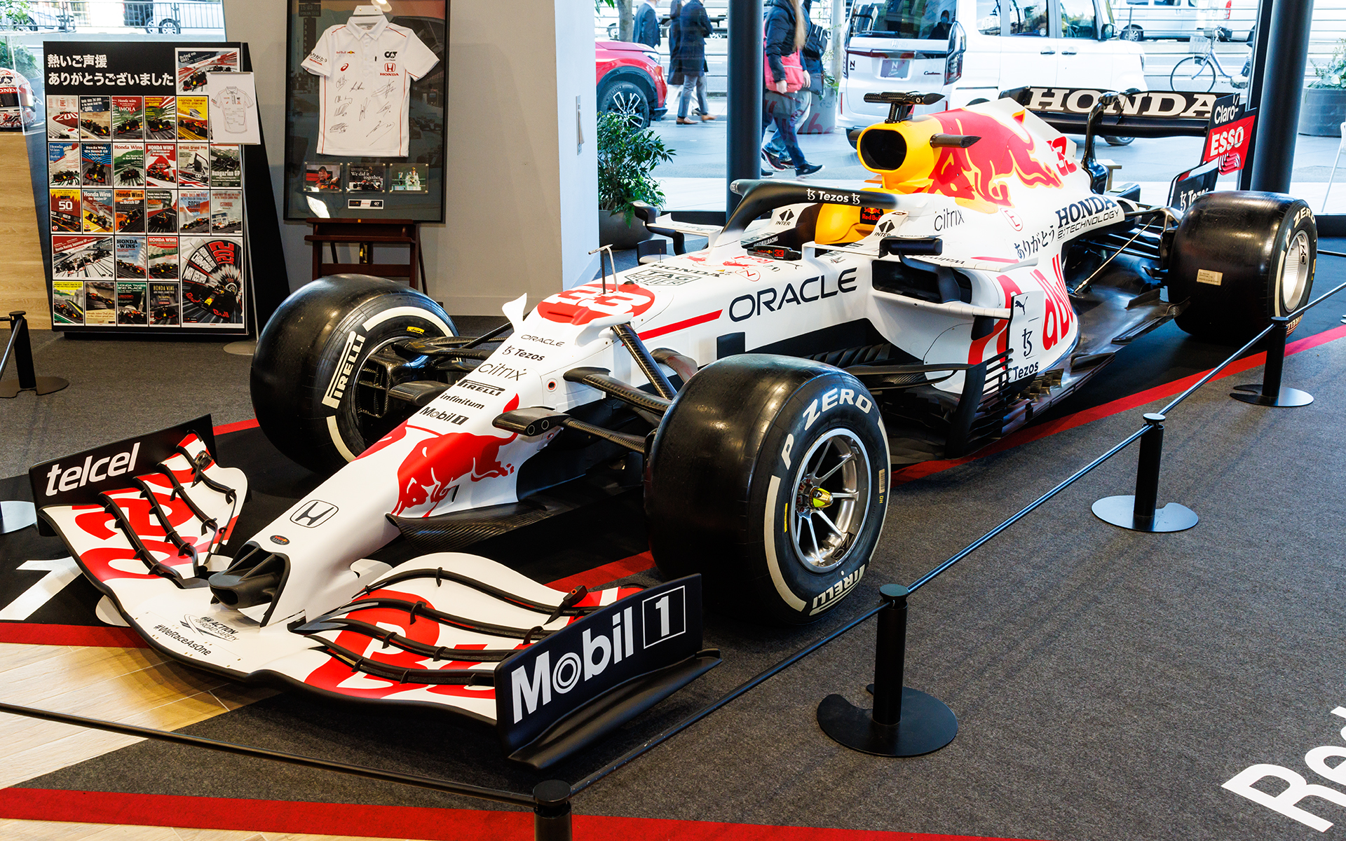 レッドブル・ホンダ RB16B。「ありがとう」と描かれたスペシャルカラー仕様