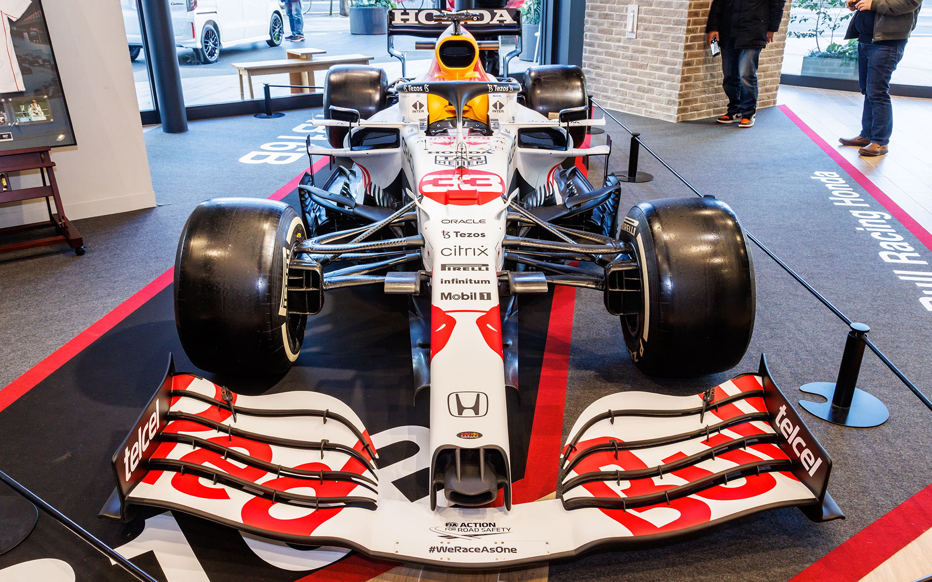 手間に柵が見えるが驚くほど近くで本物のF1マシン、しかもチャンピオンマシンを見ることができる