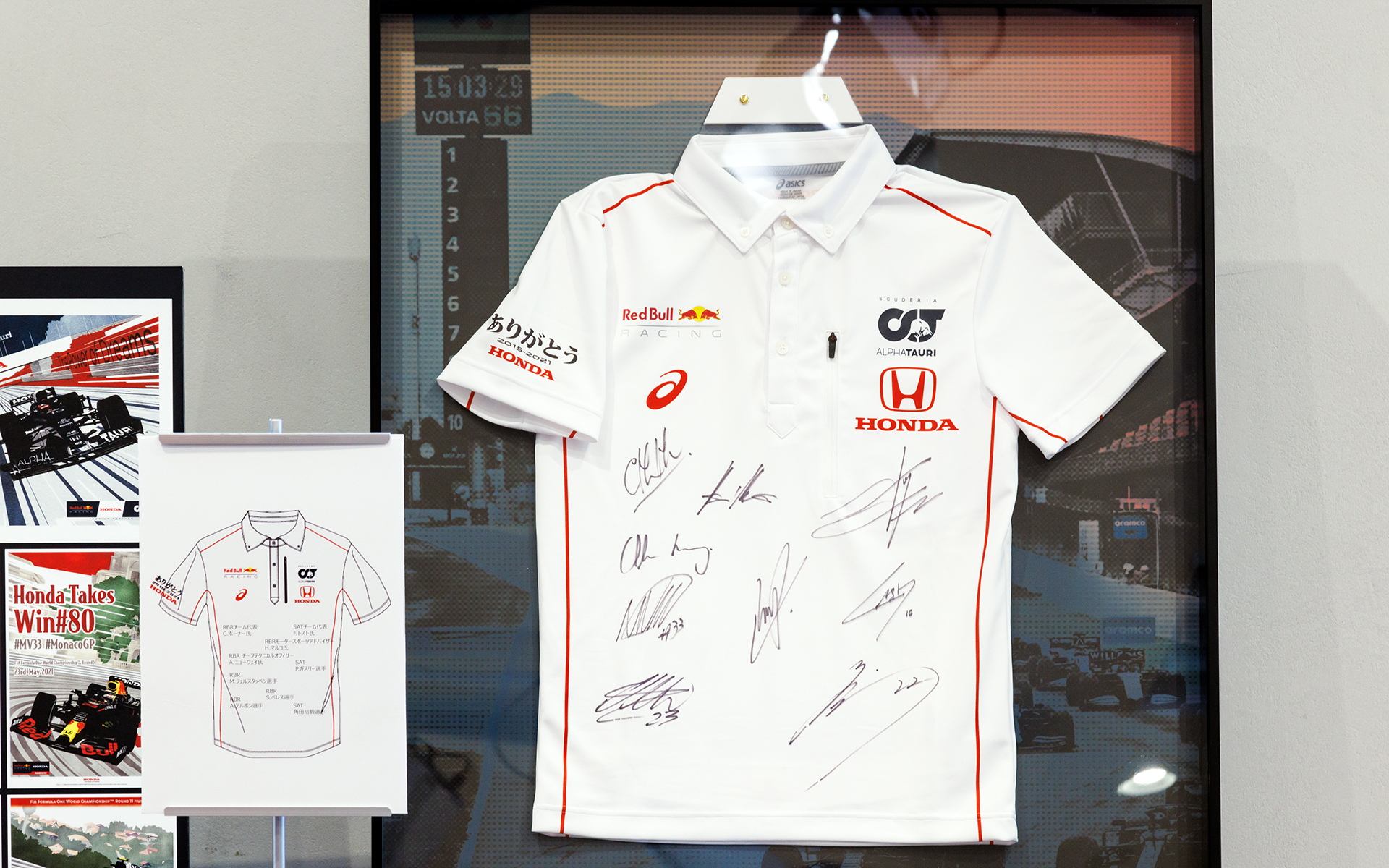 サインが書かれたチームシャツ