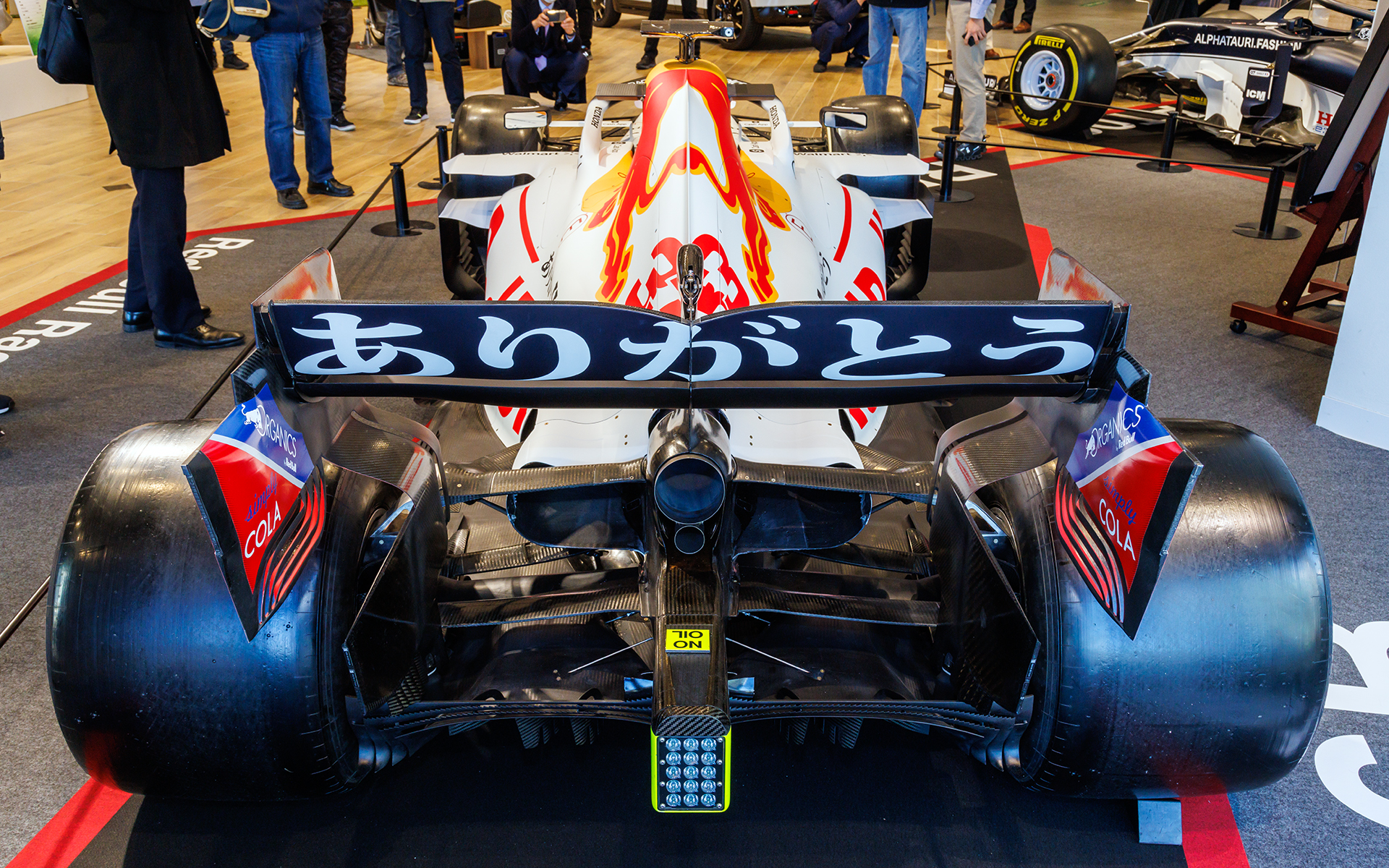 リアウィングにありがとうの文字