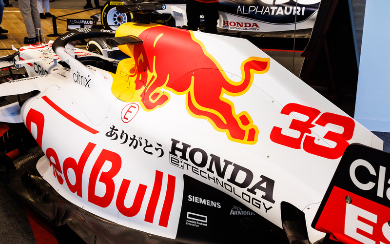 レッドブル・ホンダの「ありがとう」F1マシン、東京で展示開始