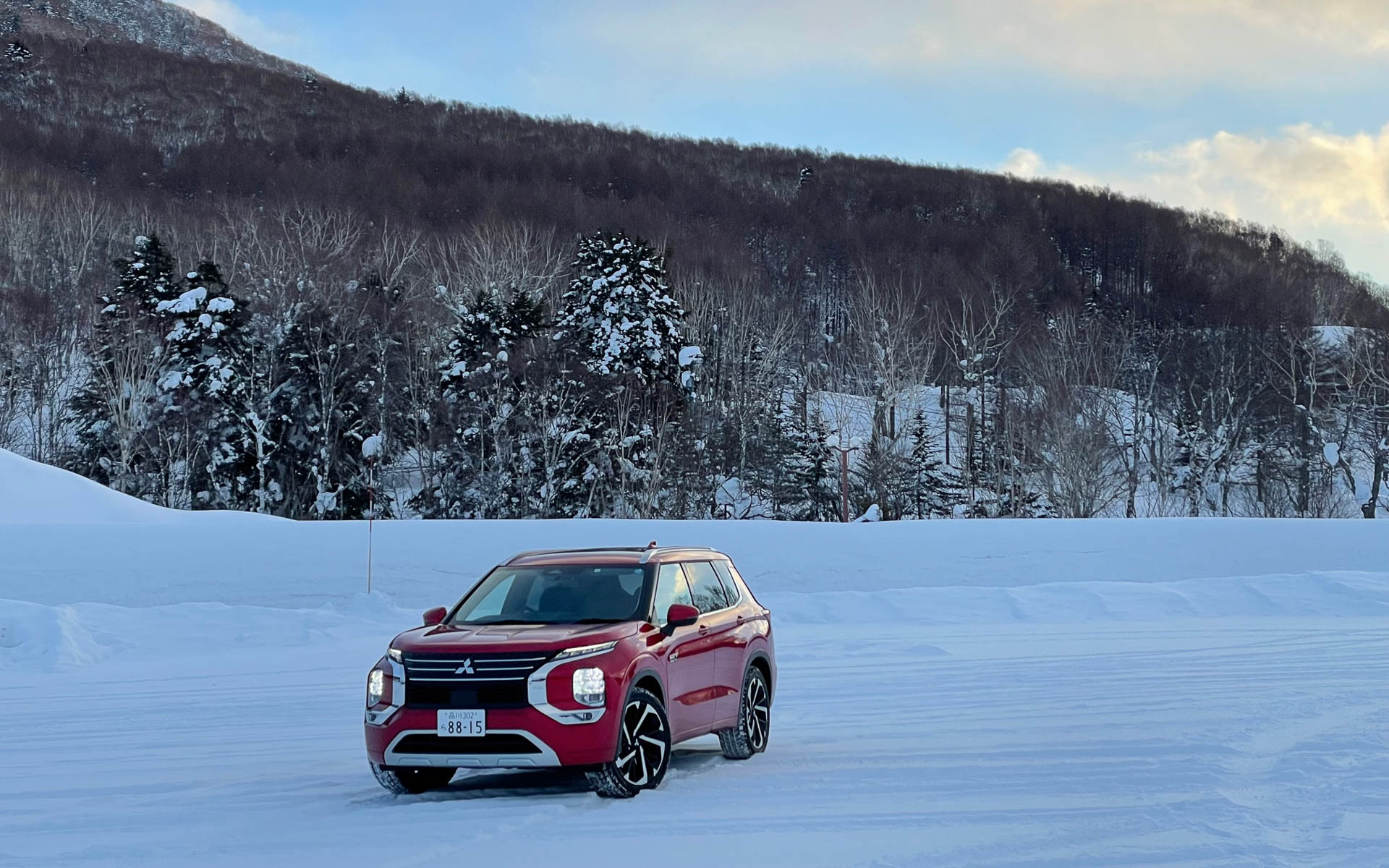 奥志賀のアウトランダー。この左手の山々が夕日で赤く染まります。写真ないけど……