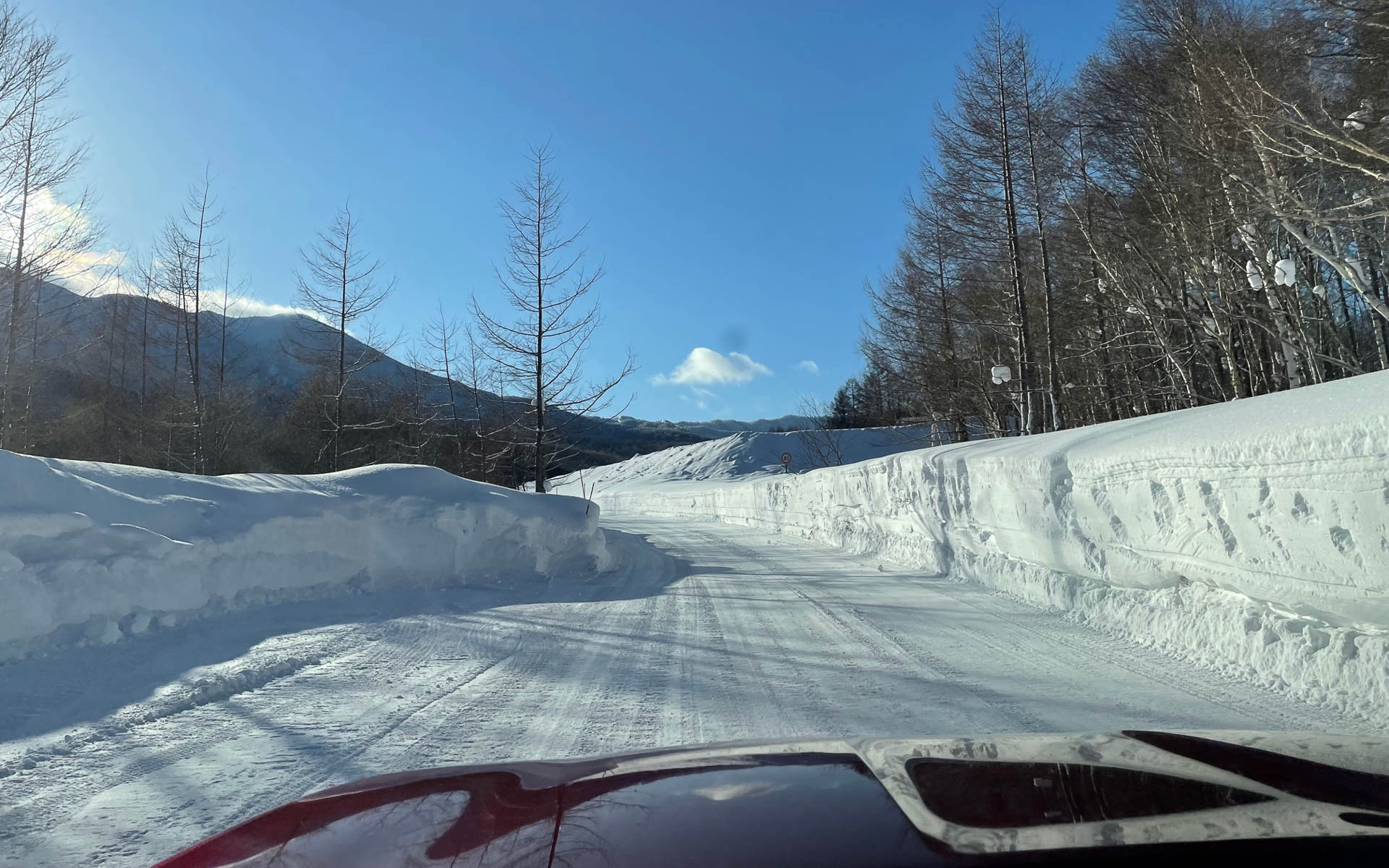 きれいな奥志賀の圧雪路。日陰のコーナーや北斜面は凍っている可能性も考えてドライブしないと危険です