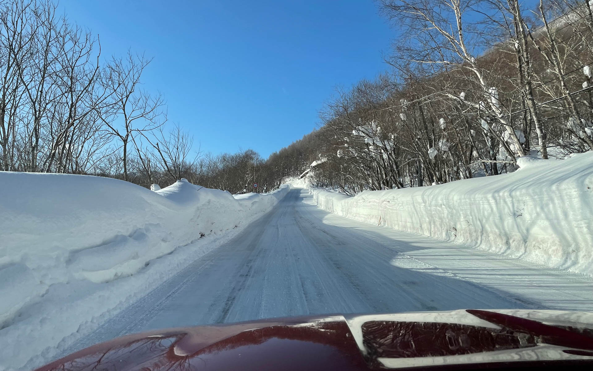 長いストレートにもわだちがあるということは、コーナーではさらに雪が薄くなっていて、日陰では凍っている可能性が……
