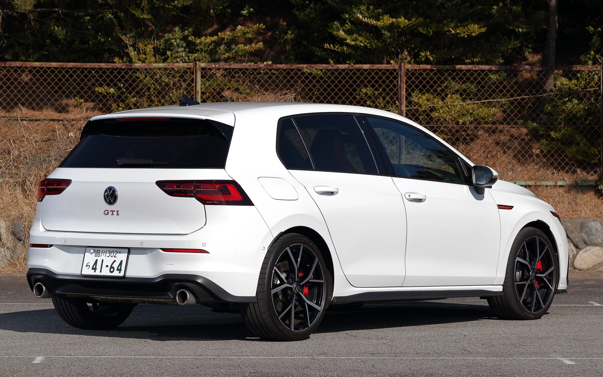 テールランプは標準でLED仕様となるが、流れるウィンカーとなるダイナミックインジケーター付きはオプション設定となっている。マフラーの出口のクロームツインエキゾーストパイプが迫力を演出