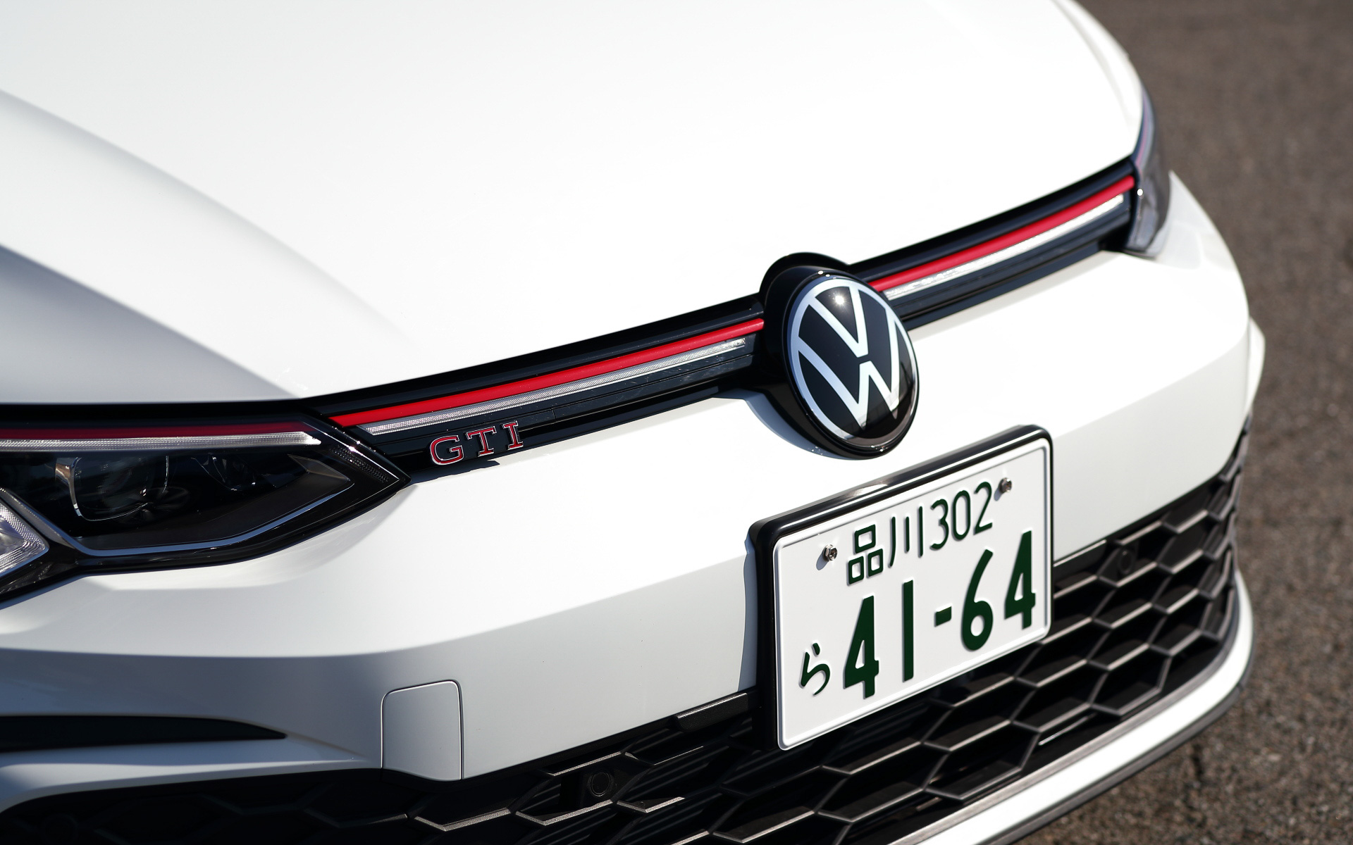 GTI伝統のハニカムグリル、レッドライン、大型フロントスポイラーなど専用エクステリアをまとう