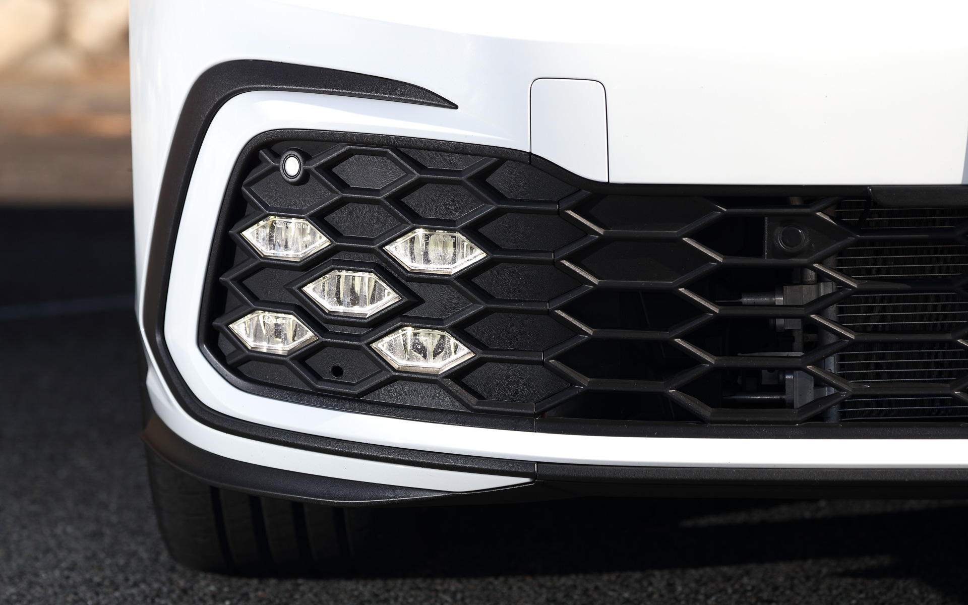 フォグランプはハニカムグリルの形状を活かし、LEDライトをX字に並べた専用デザインを採用する