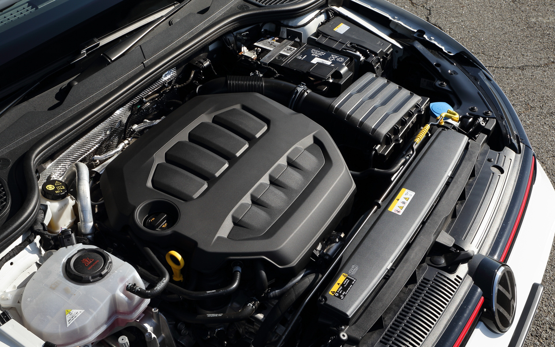 直列4気筒DOHC 2.0リッターインタークーラー付きターボエンジンは最高出力180kW（245PS）/5000-6500rpm、最大トルク370Nm（37.7kgfm）/1600-4300rpmを発生。WLTCモード燃費は12.8km/L。燃料タンク容量は51L