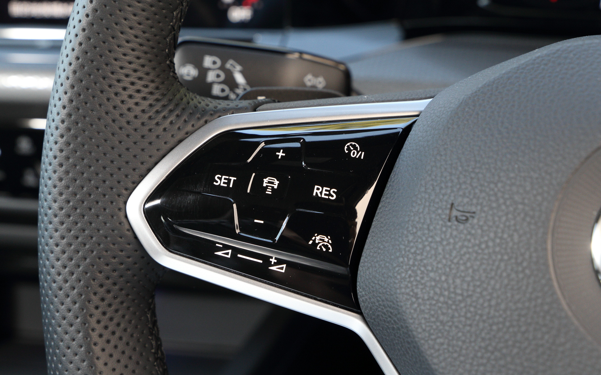 ステアリングのスイッチなどには物理ボタンではなく触れることで反応するタッチコントロールを採用