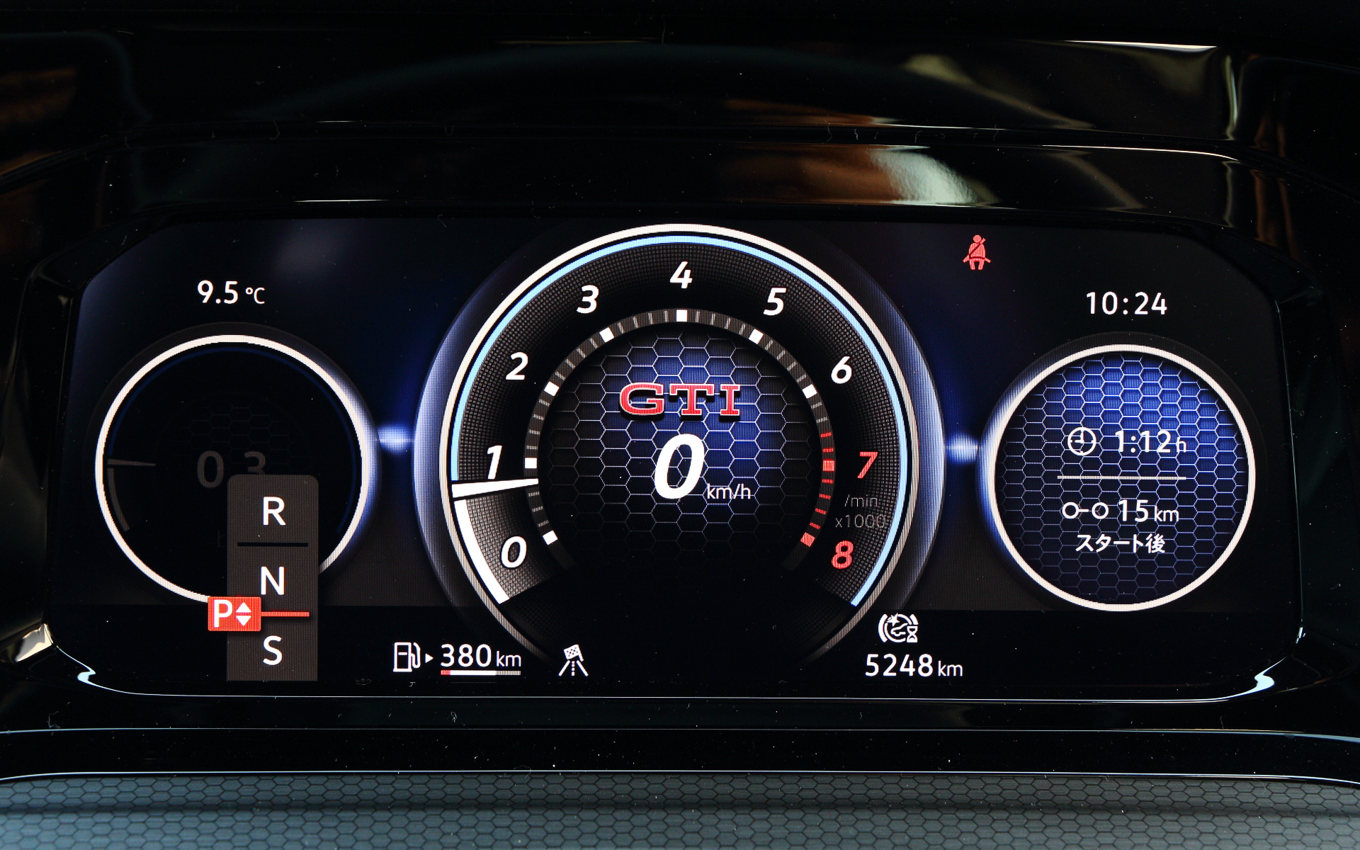 エンジン回転計を中心部に表示させれば、一気にスポーティな雰囲気に仕上がる