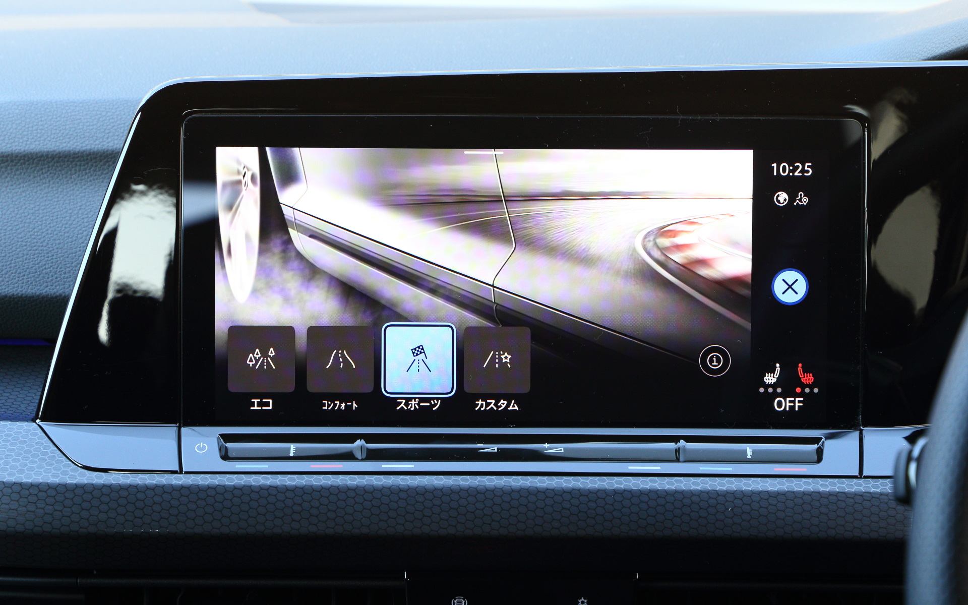 デジタルメータークラスターでは「エコ」「コンフォート」「スポーツ」「カスタム」と4つの走行モードを選択できる。カスタムではさらに細かく自分好みの設定を行なえる