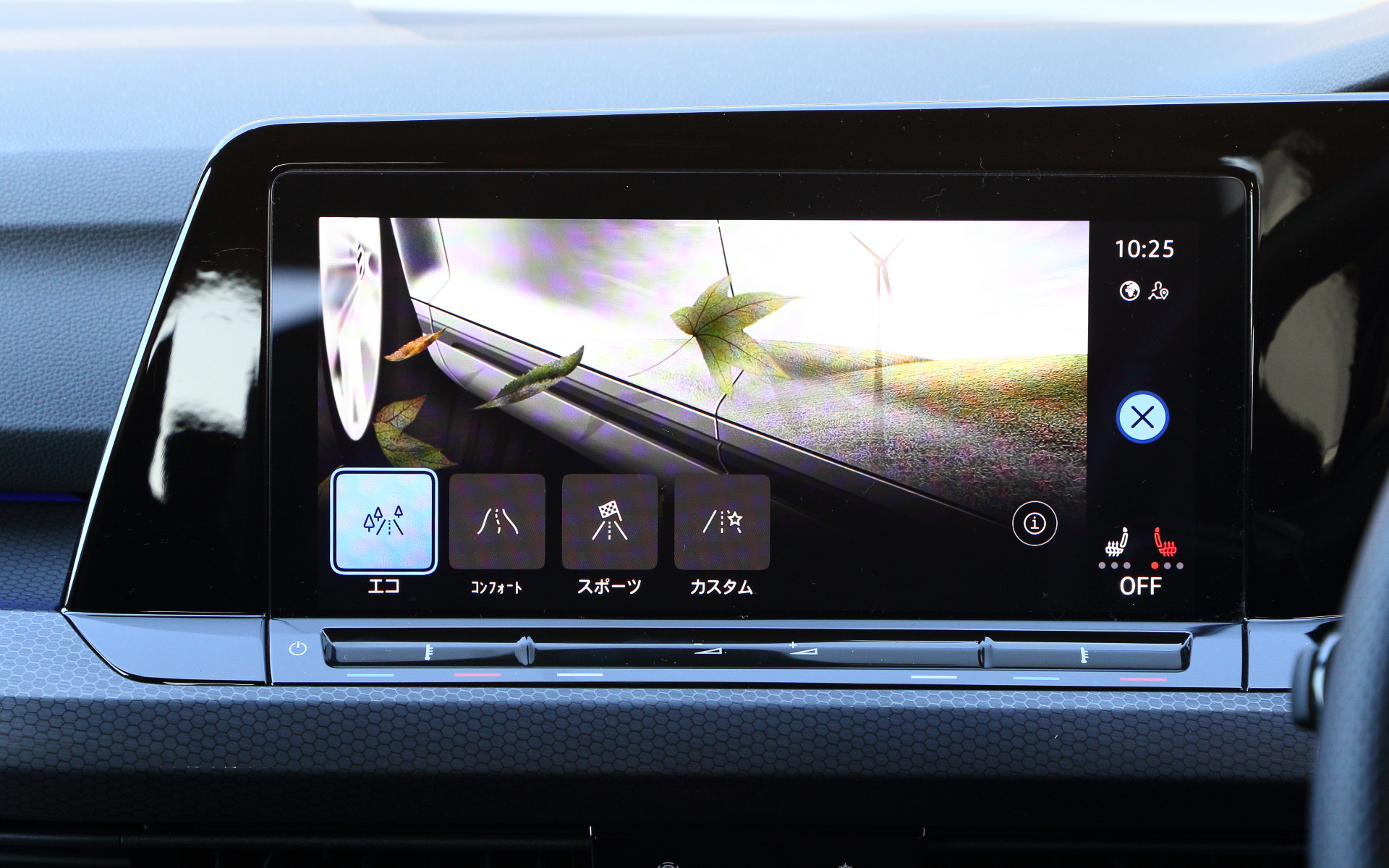 デジタルメータークラスターでは「エコ」「コンフォート」「スポーツ」「カスタム」と4つの走行モードを選択できる。カスタムではさらに細かく自分好みの設定を行なえる