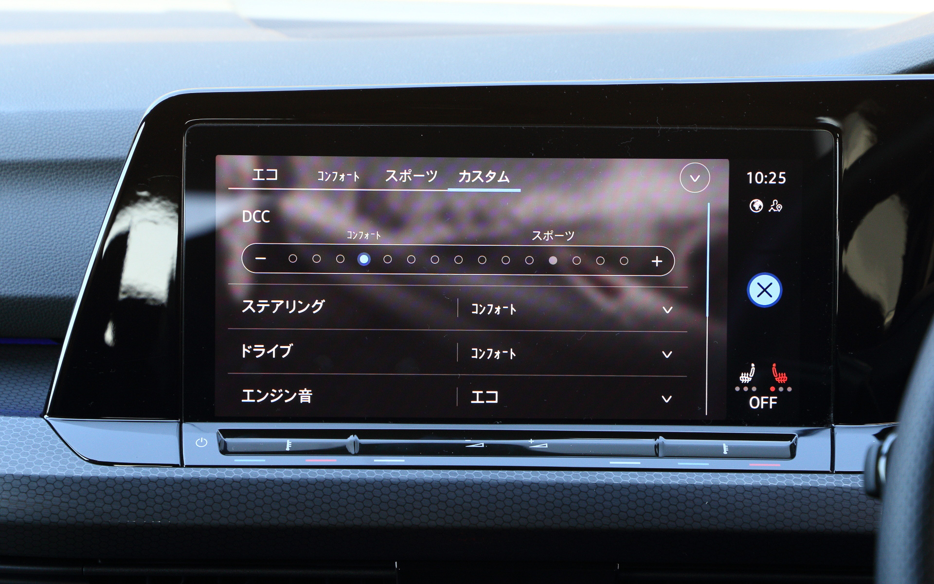 デジタルメータークラスターでは「エコ」「コンフォート」「スポーツ」「カスタム」と4つの走行モードを選択できる。カスタムではさらに細かく自分好みの設定を行なえる