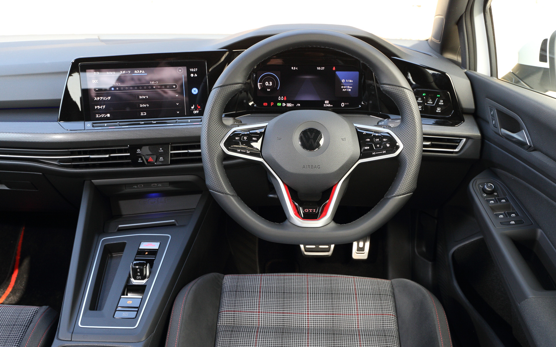 高解像度ディスプレイのフルデジタルメータークラスターを標準装備。スピードとエンジン回転に加え、中央に地図を表示させることも可能とし、少ない視線移動を可能としている