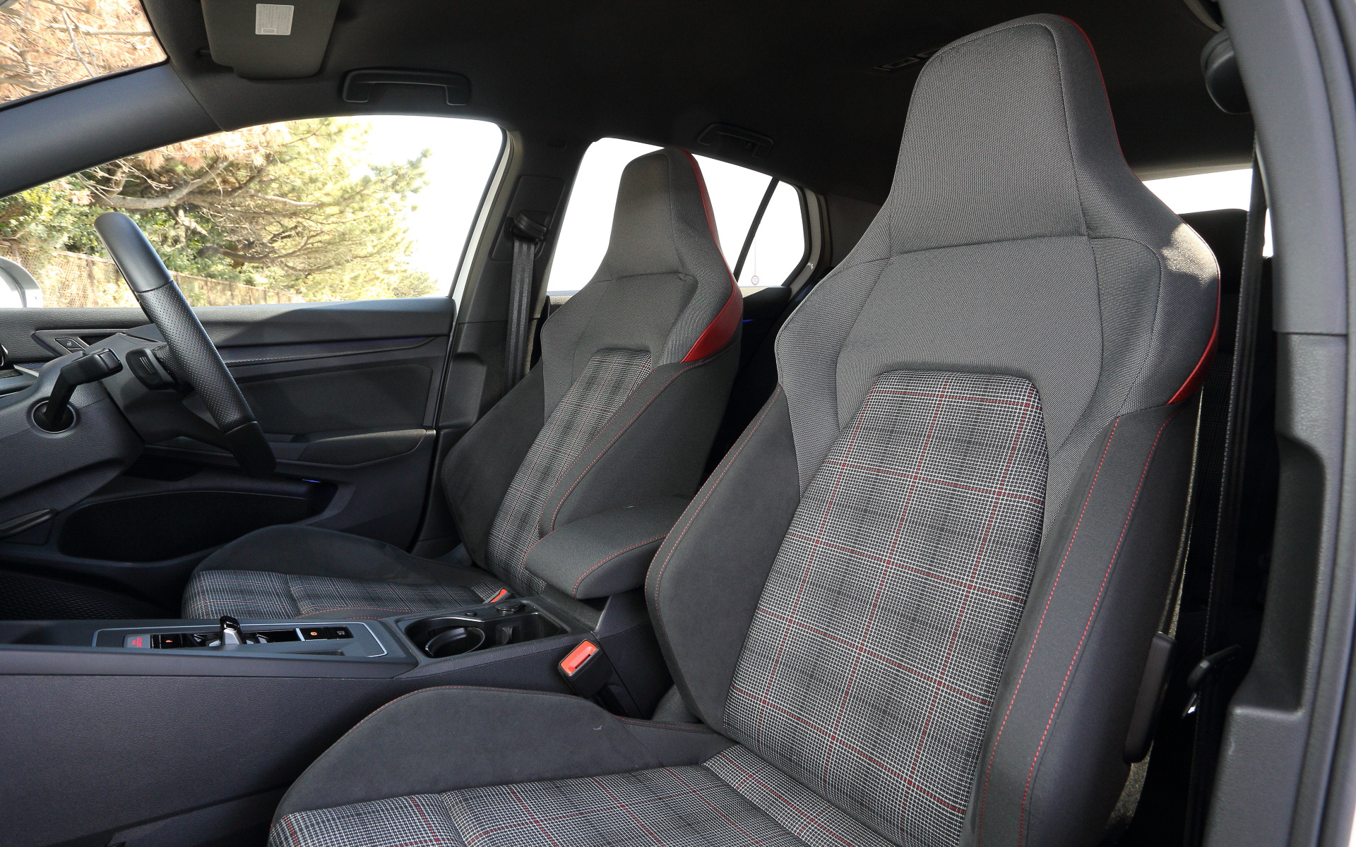 内装はブラック＆レッドのファブリック＆マイクロフリース。前席はヘッドレスト一体型のトップスポーツシートを採用する