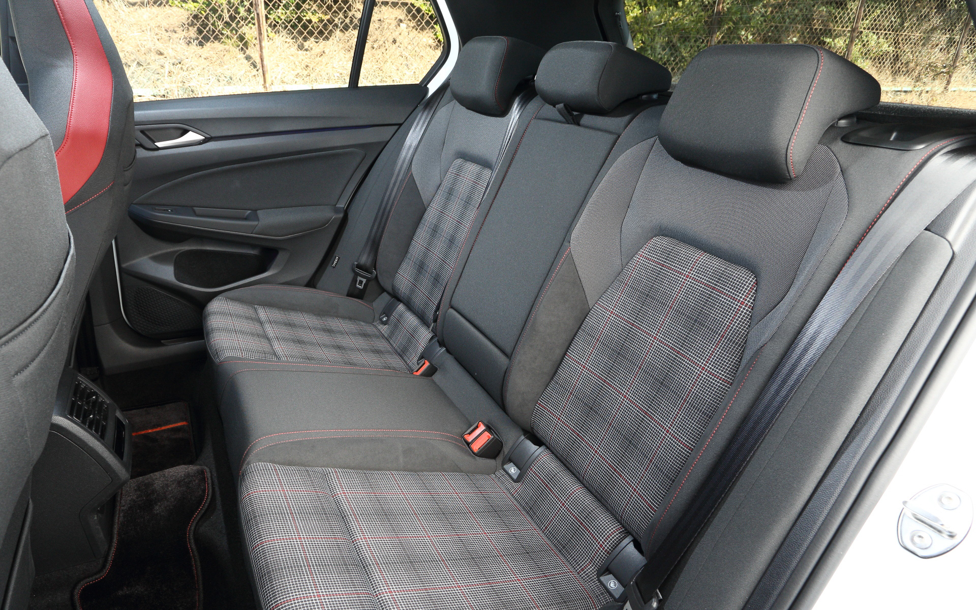 このカラーとは別にブラック＆レッドのレザーも用意されている。