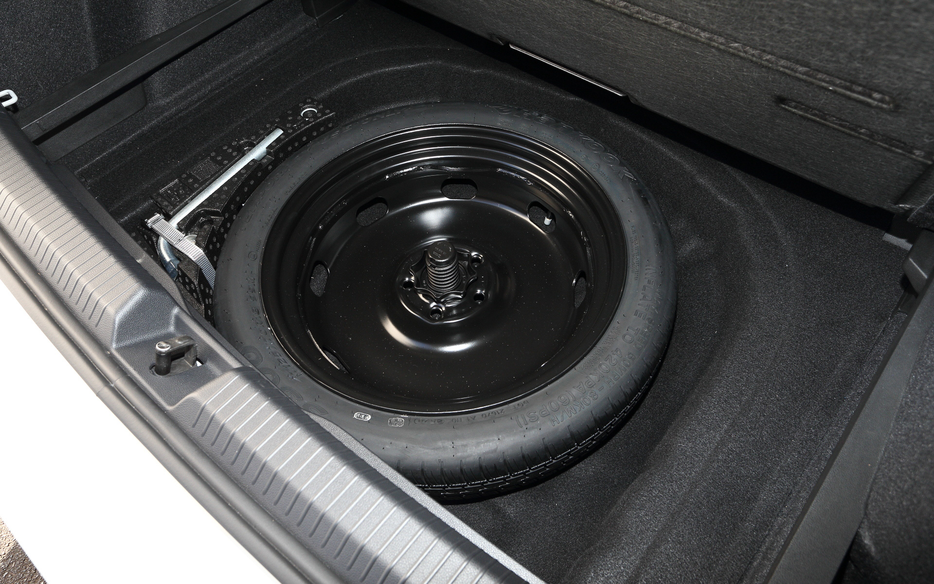 パンク修理キットやパンクしてもある程度走れるランフラットタイヤなどが増え、収納スペースにもなることから、すっかり見る機会の減ったテンパータイヤを標準装備としている