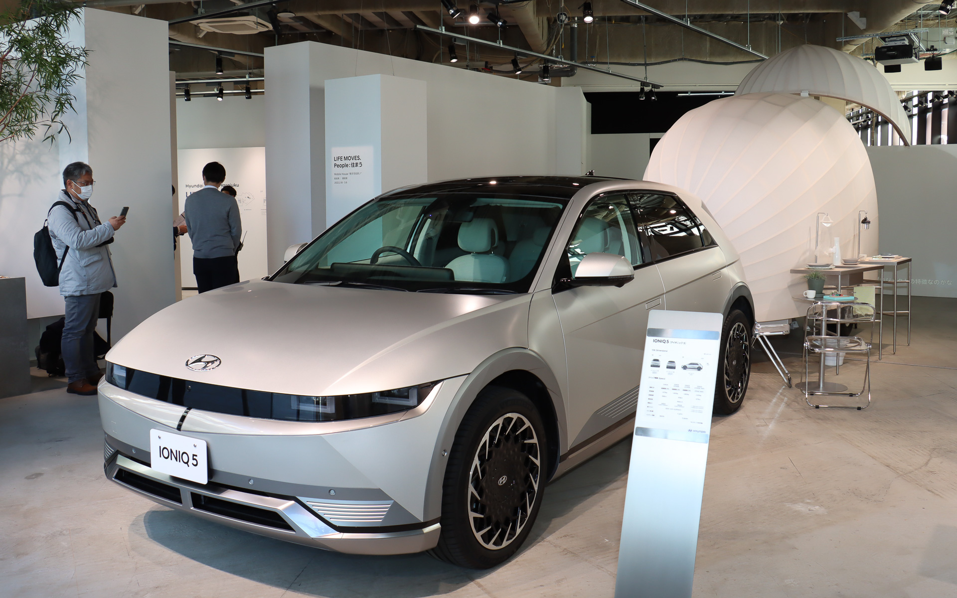 「Hyundai House Harajyuku」では、アイオニック ファイブと並んで建築家の長坂常氏による「Mobile House“旅する住まい”」をテーマとした展示が3月8日まで実施される