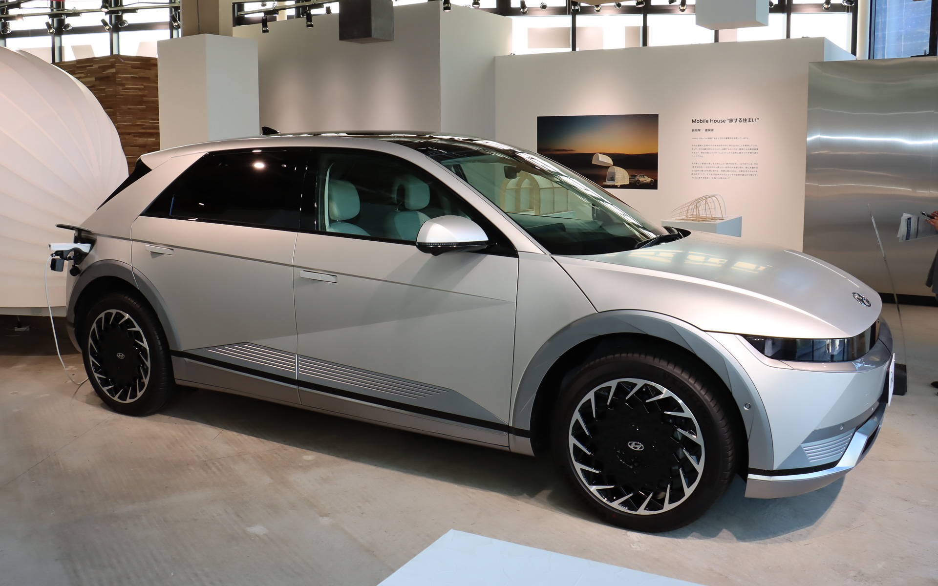 アイオニック ファイブ Lounge AWD（ボディカラーはグラビティゴールドマット）