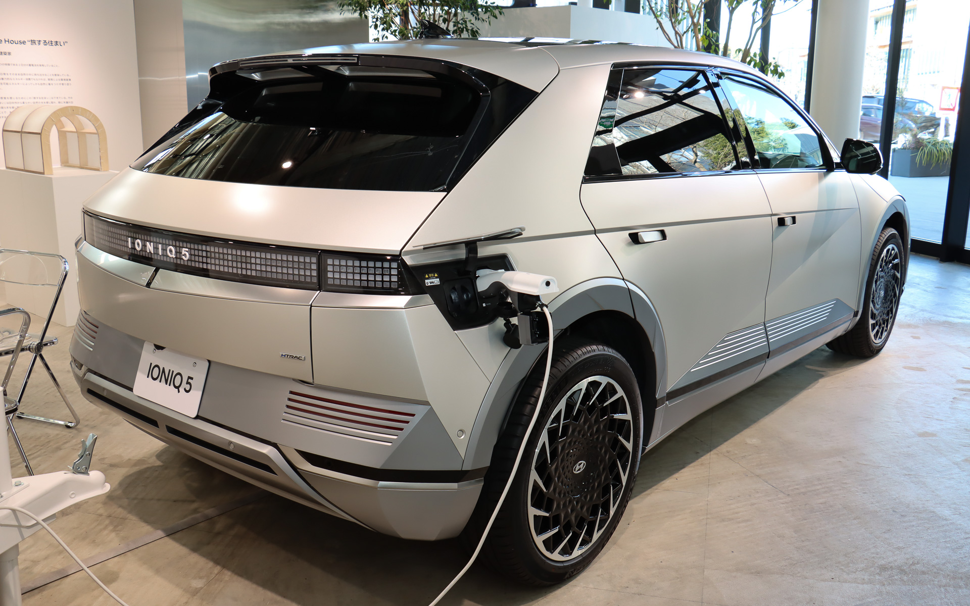 アイオニック ファイブ Lounge AWD（ボディカラーはグラビティゴールドマット）