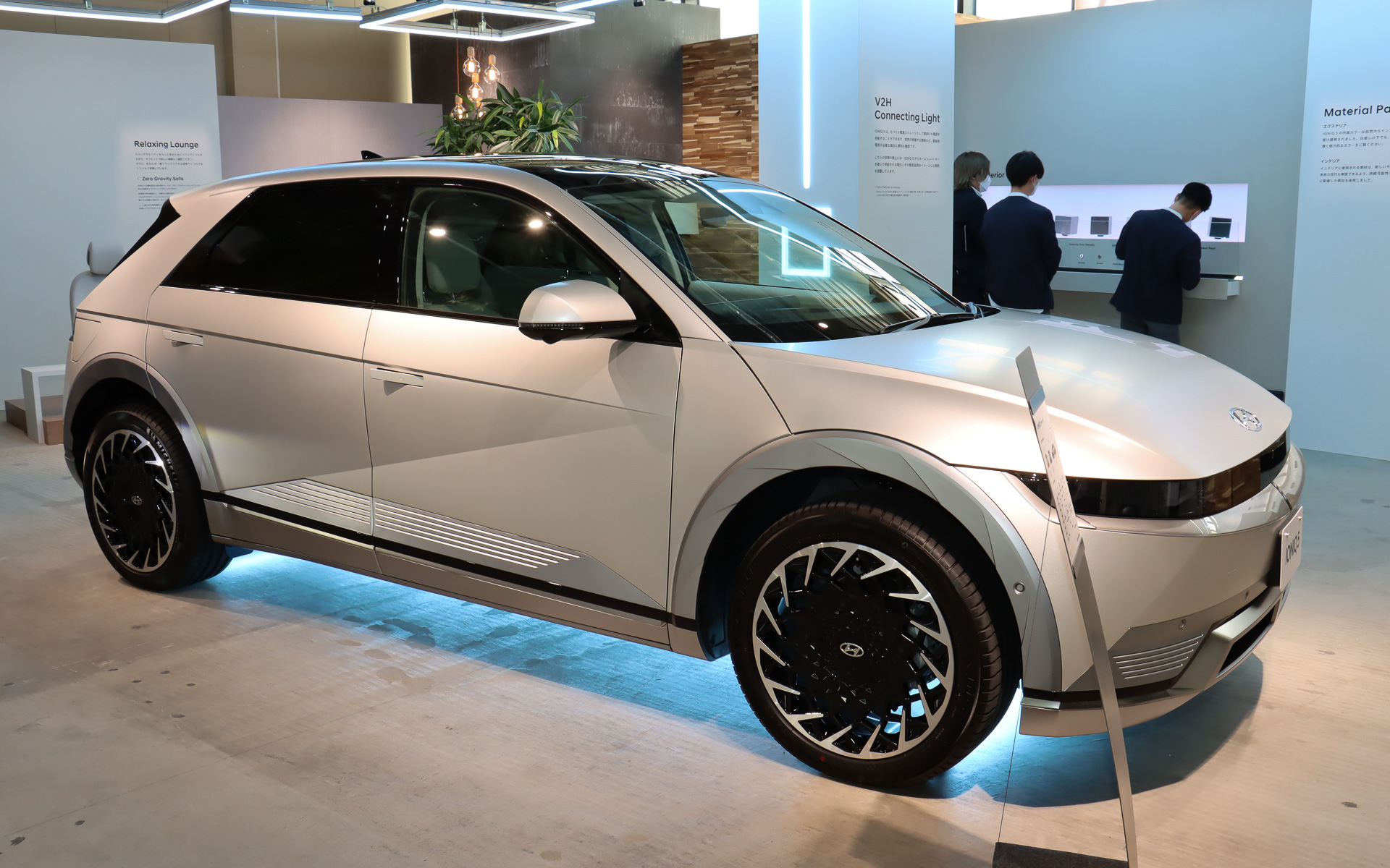 アイオニック ファイブ Lounge AWD（ボディカラーはグラビティゴールドマット）