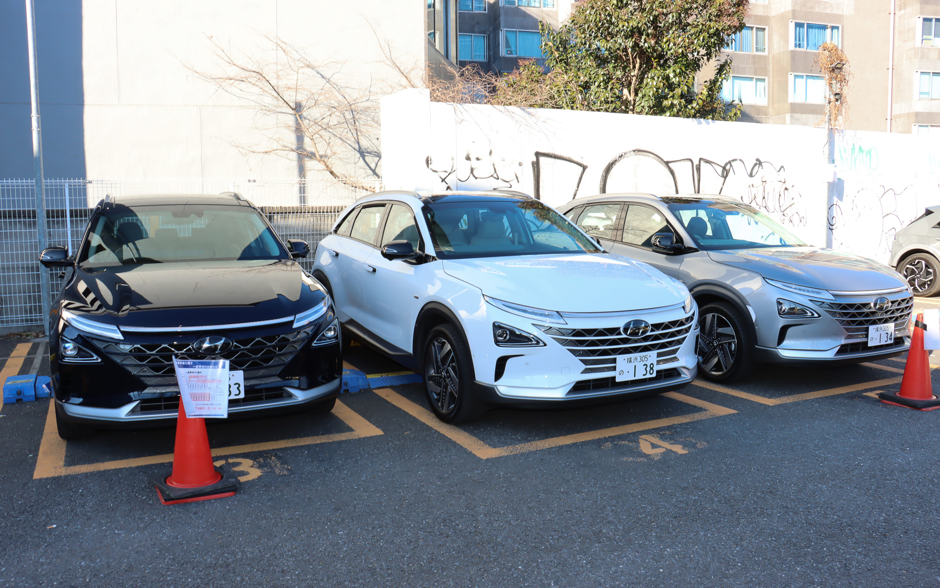 試乗車は会期中借り切った近隣の時間貸し駐車場でスタンバイ。アイオニック ファイブ5台、ネッソ3台の計8台の試乗車を用意している