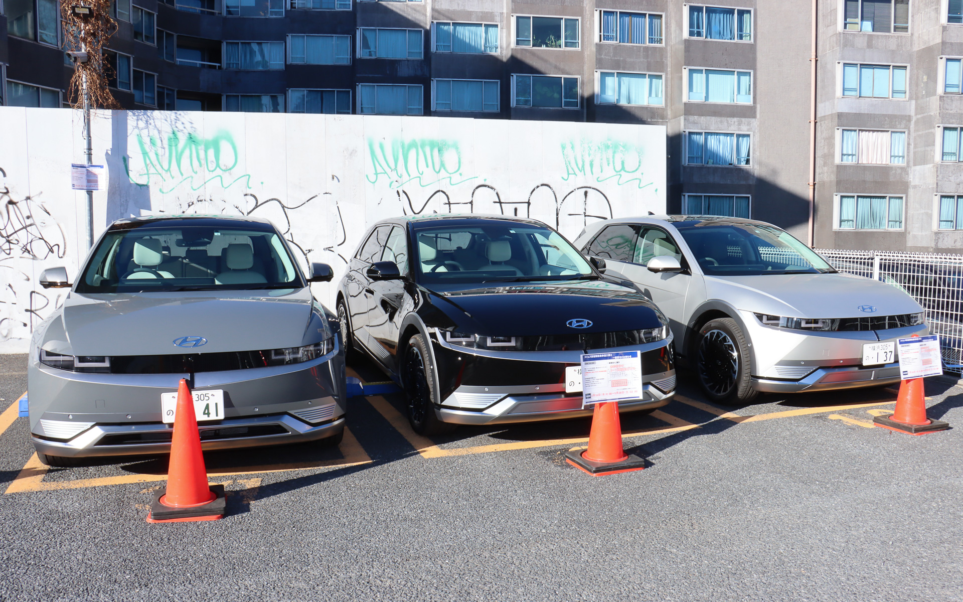 試乗車は会期中借り切った近隣の時間貸し駐車場でスタンバイ。アイオニック ファイブ5台、ネッソ3台の計8台の試乗車を用意している