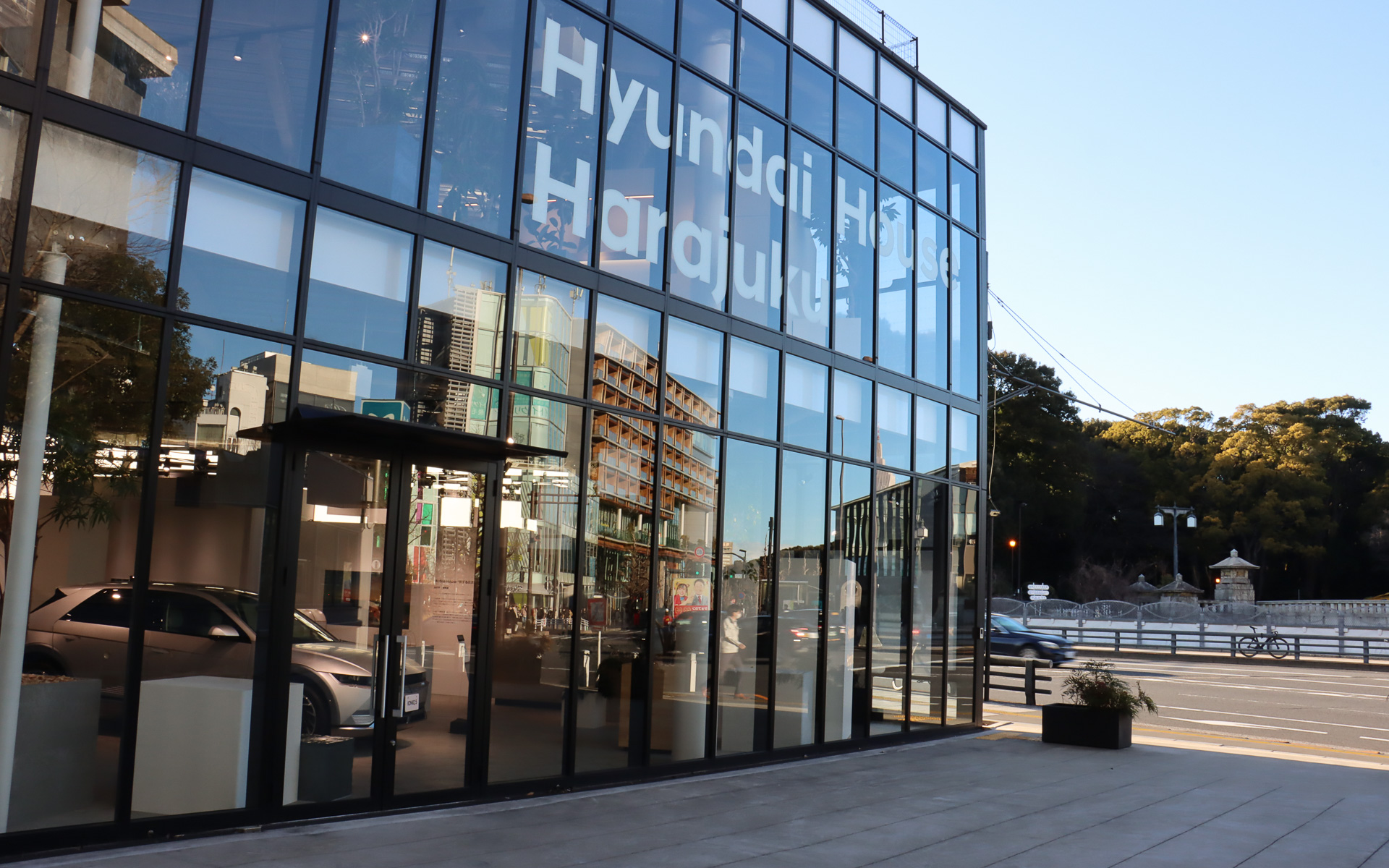 アイオニック ファイブも展示される「LIFE MOVES. Gallery」は、JR 原宿駅のある交差点に面している