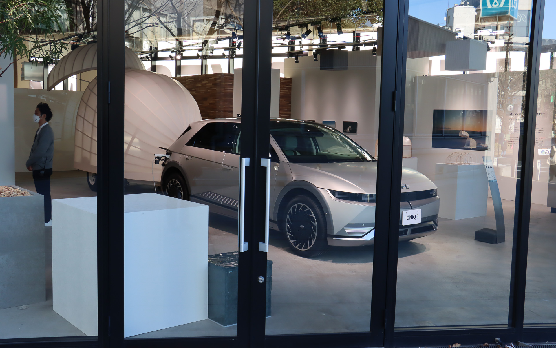 アイオニック ファイブも展示される「LIFE MOVES. Gallery」は、JR 原宿駅のある交差点に面している