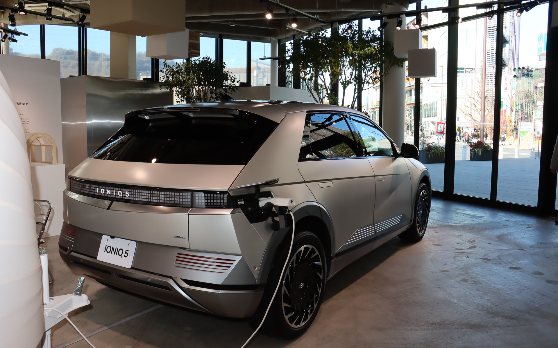 アイオニック ファイブも展示される「LIFE MOVES. Gallery」は、JR 原宿駅のある交差点に面している