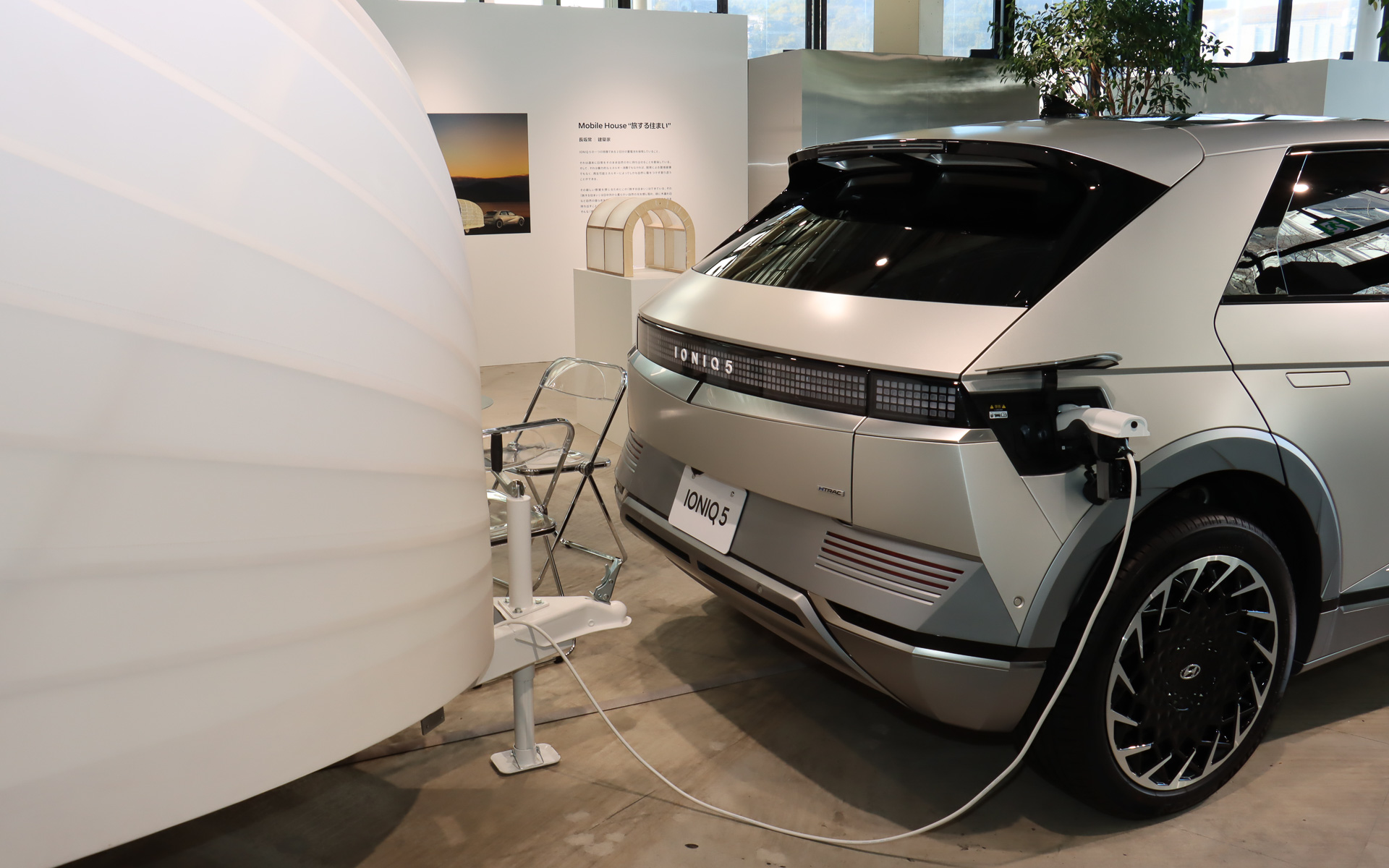 アイオニック ファイブから室外V2Lで“旅する住まい”に電力供給が行なわれ、プロジェクターを使った映画上映なども行なわれる