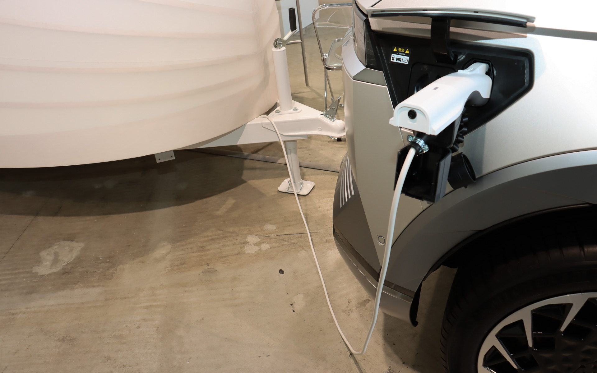 アイオニック ファイブから室外V2Lで“旅する住まい”に電力供給が行なわれ、プロジェクターを使った映画上映なども行なわれる