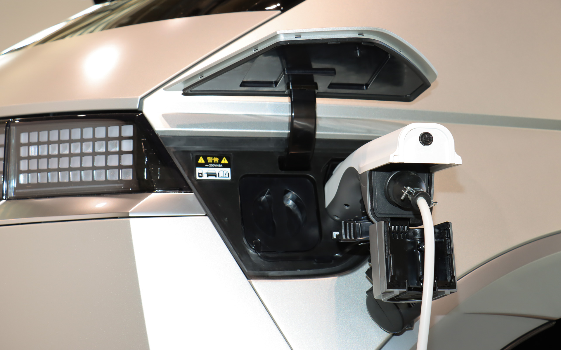 アイオニック ファイブから室外V2Lで“旅する住まい”に電力供給が行なわれ、プロジェクターを使った映画上映なども行なわれる