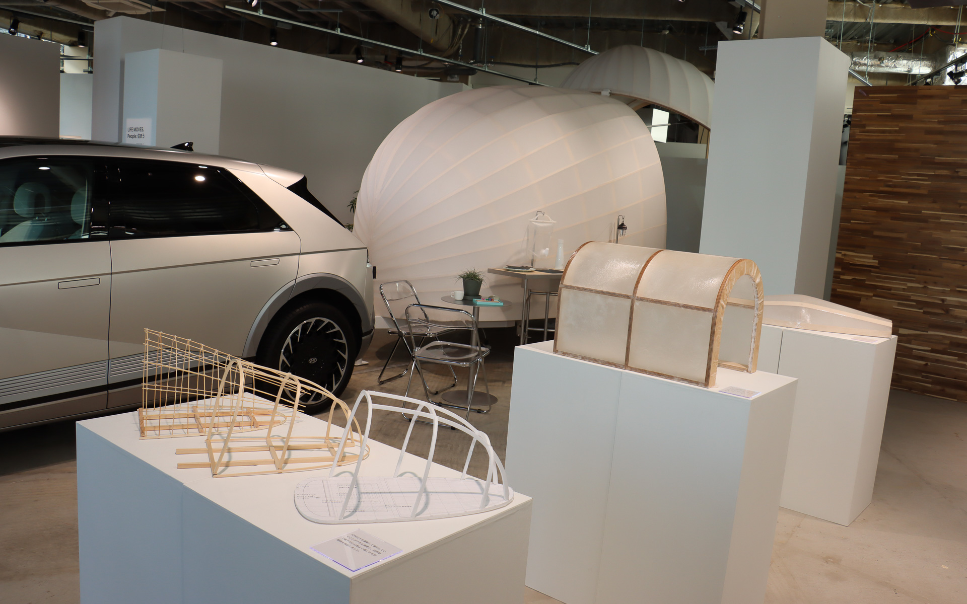 “旅する住まい”の上部構造はカヌーなどをヒントに、ナイロン生地にポリウレタン樹脂を吹き付けて形作っている