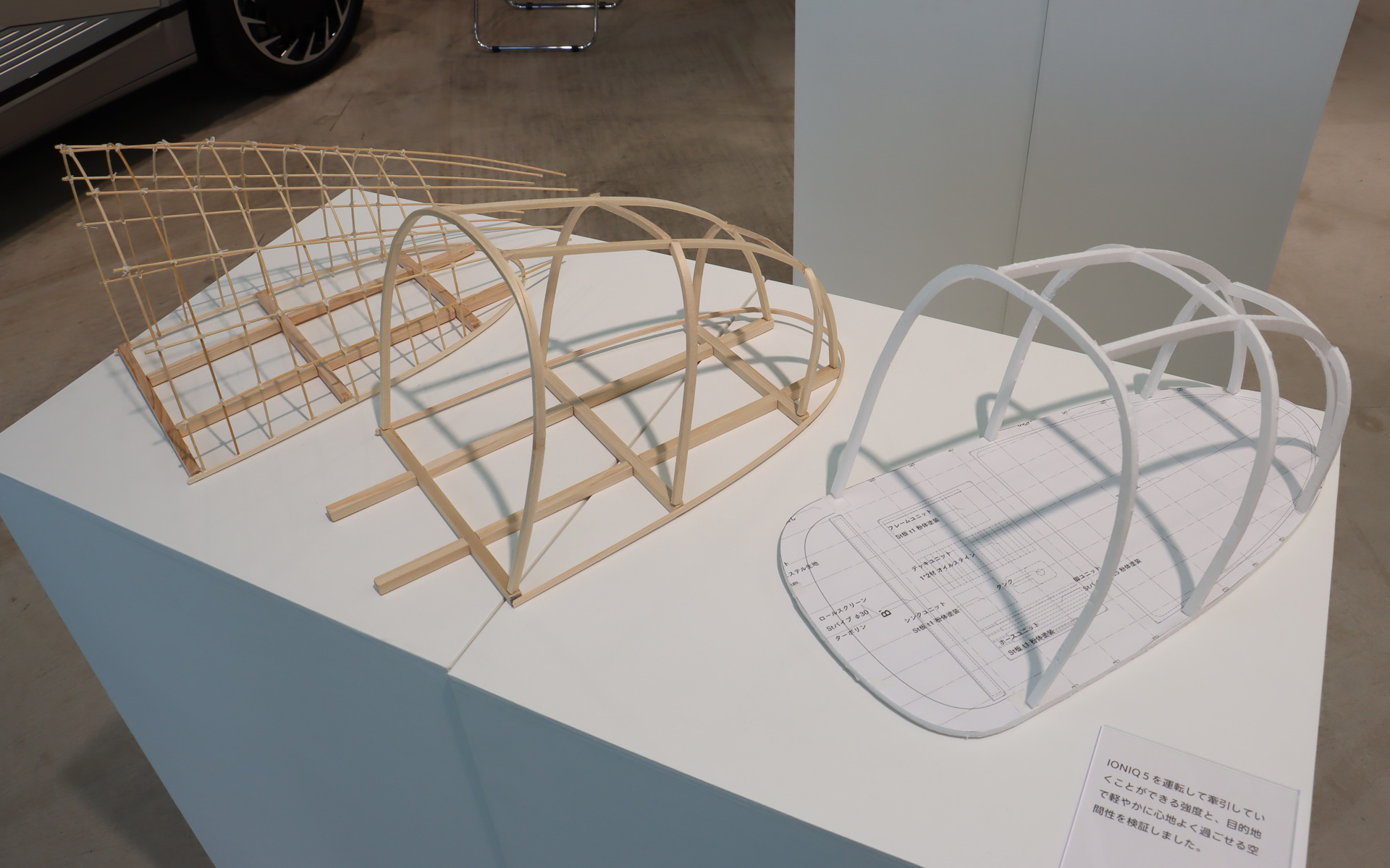 “旅する住まい”の上部構造はカヌーなどをヒントに、ナイロン生地にポリウレタン樹脂を吹き付けて形作っている