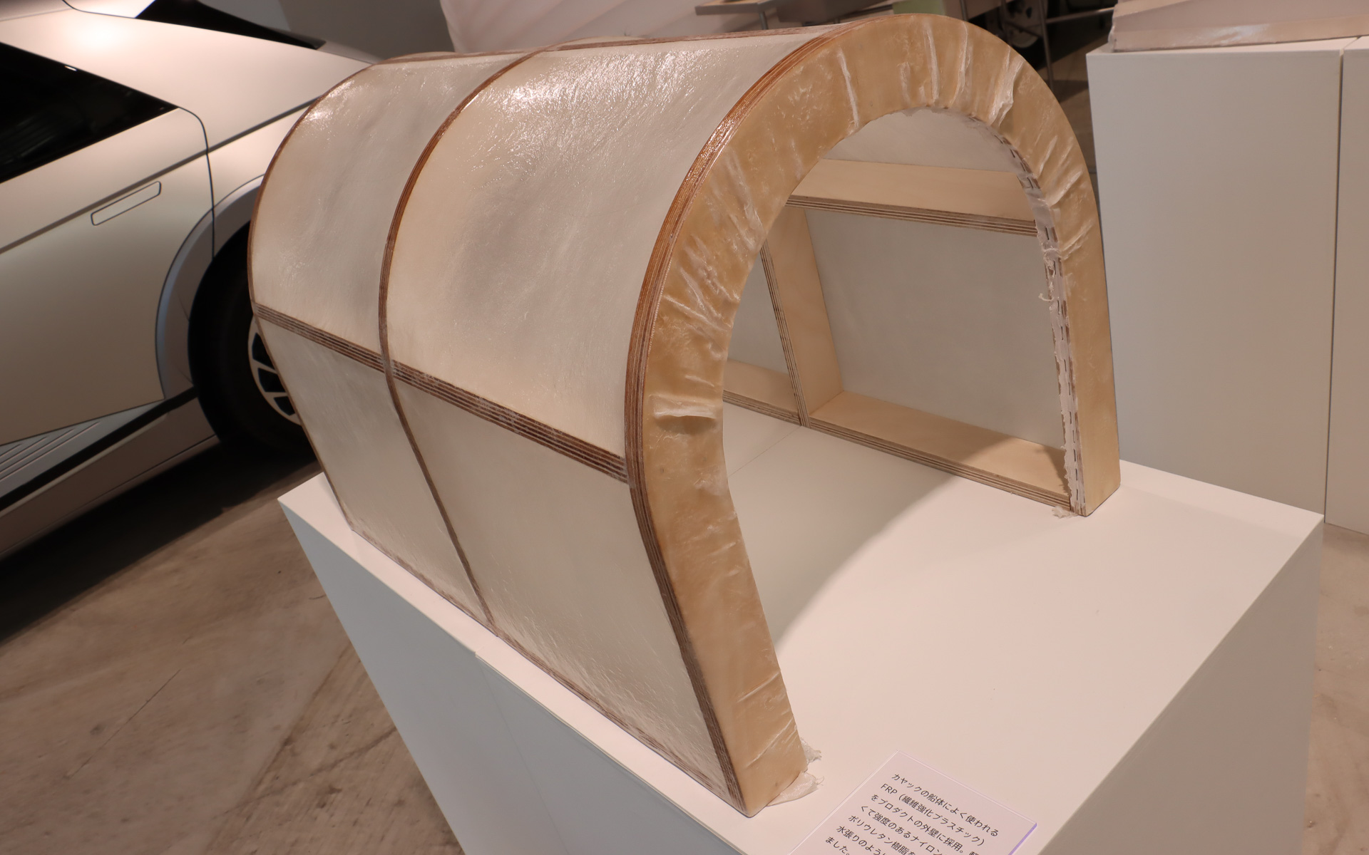 “旅する住まい”の上部構造はカヌーなどをヒントに、ナイロン生地にポリウレタン樹脂を吹き付けて形作っている