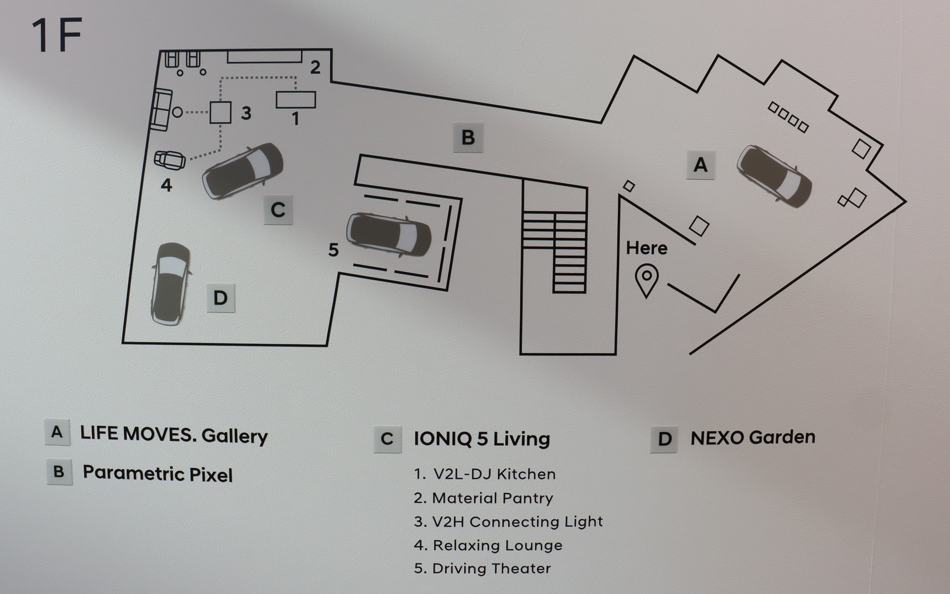 1階は2つのフロアを「Parametric Pixel」と呼ばれる通路で接続している
