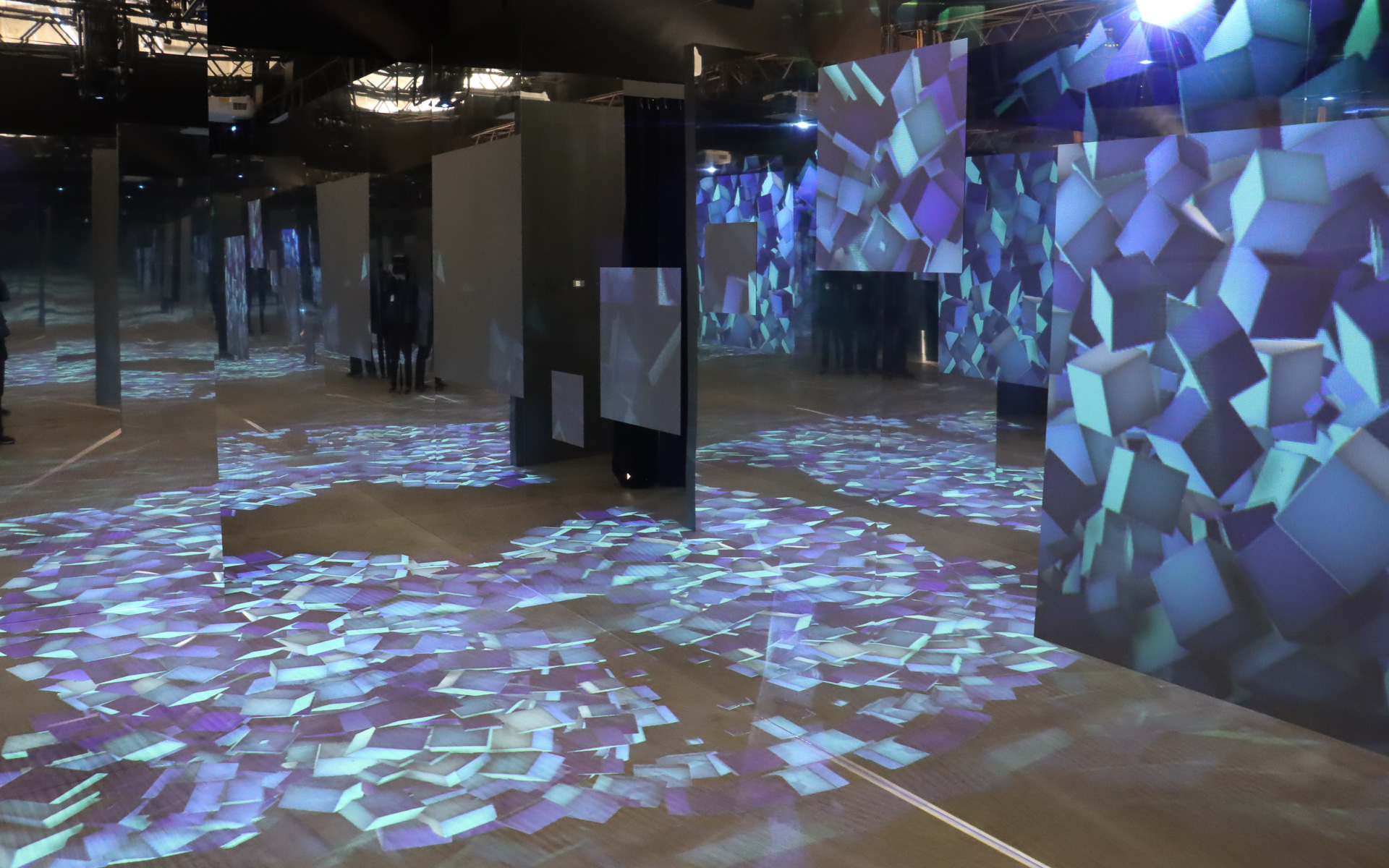 通路のスペースを活用し、アイオニック ファイブのデザインキーワード「パラメトリックピクセル」を光の演出で表現