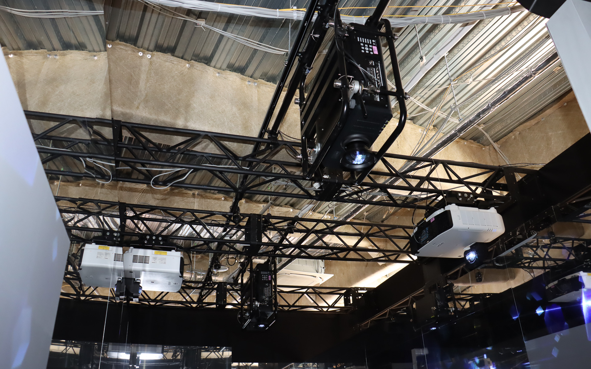 ルーフ部分に設置された4つのプロジェクターやミラーパネルなどを使い、デジタルピクセルが絶え間なく変化していく空間演出を行なっている