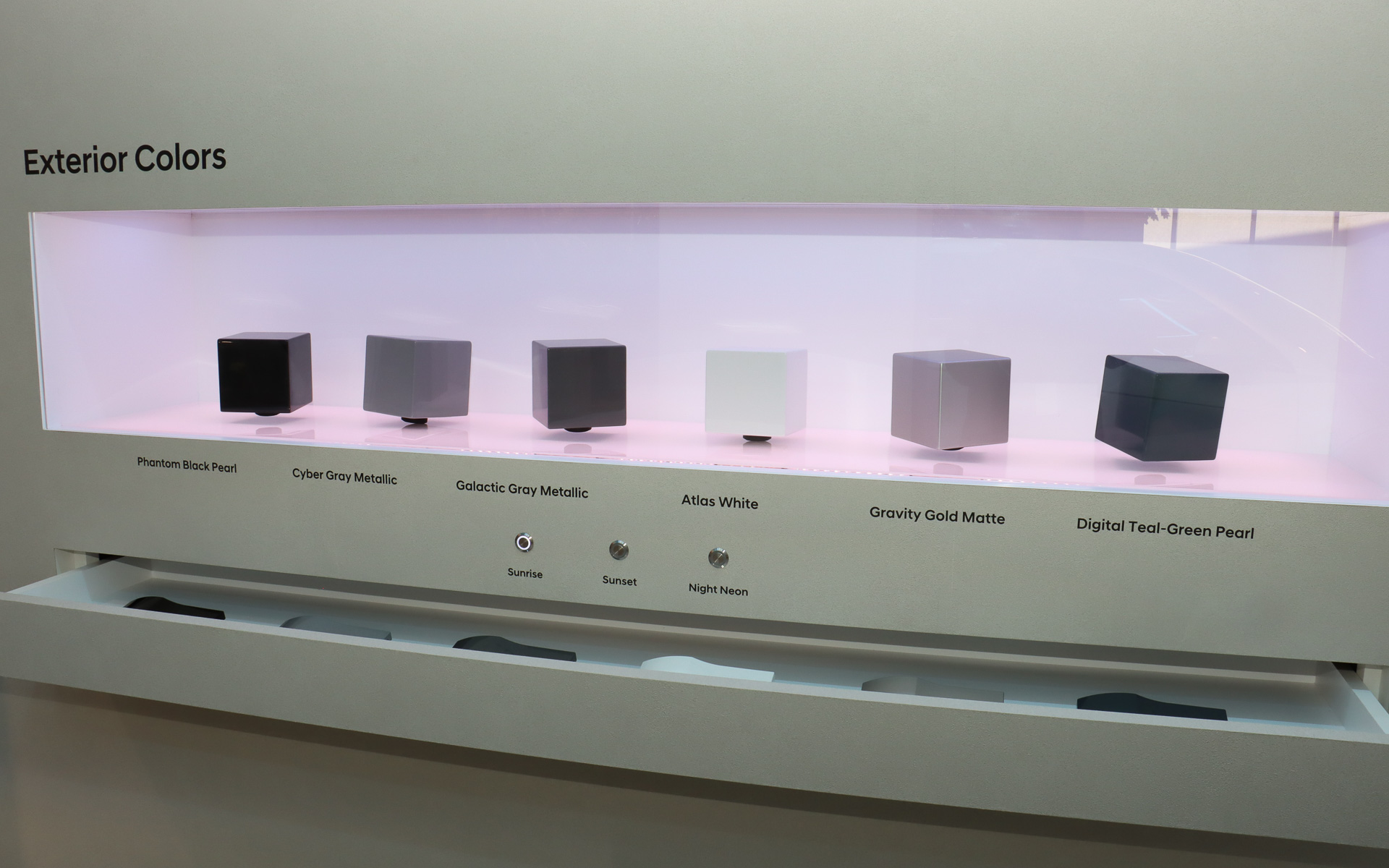 アイオニック ファイブのボディカラーを紹介する展示では、日中、夕暮れ、夜のネオンを模した3種類のライティングを用意。ボタンを押して切り替えることで回転する6個のキューブに塗られた純正色がどのように見えるのか確認できる
