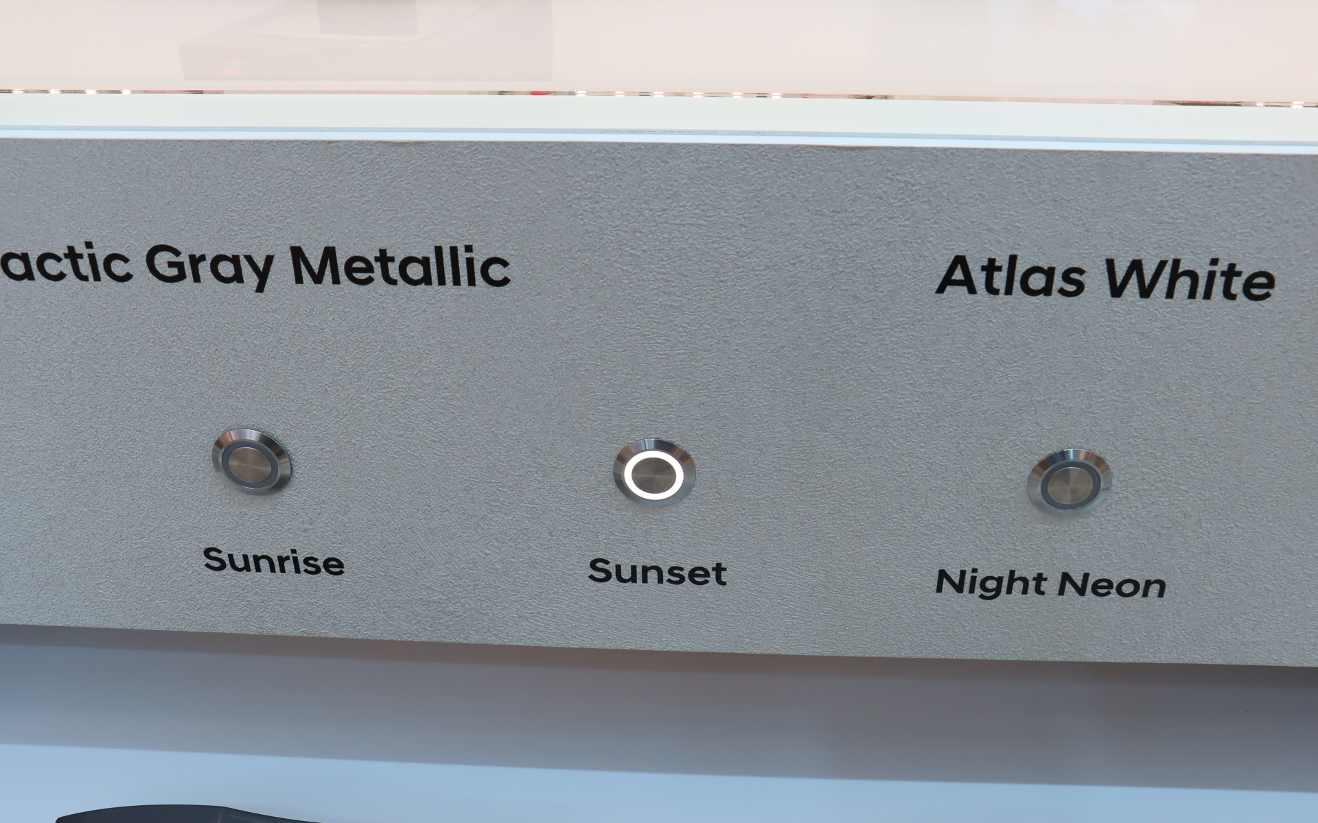 アイオニック ファイブのボディカラーを紹介する展示では、日中、夕暮れ、夜のネオンを模した3種類のライティングを用意。ボタンを押して切り替えることで回転する6個のキューブに塗られた純正色がどのように見えるのか確認できる