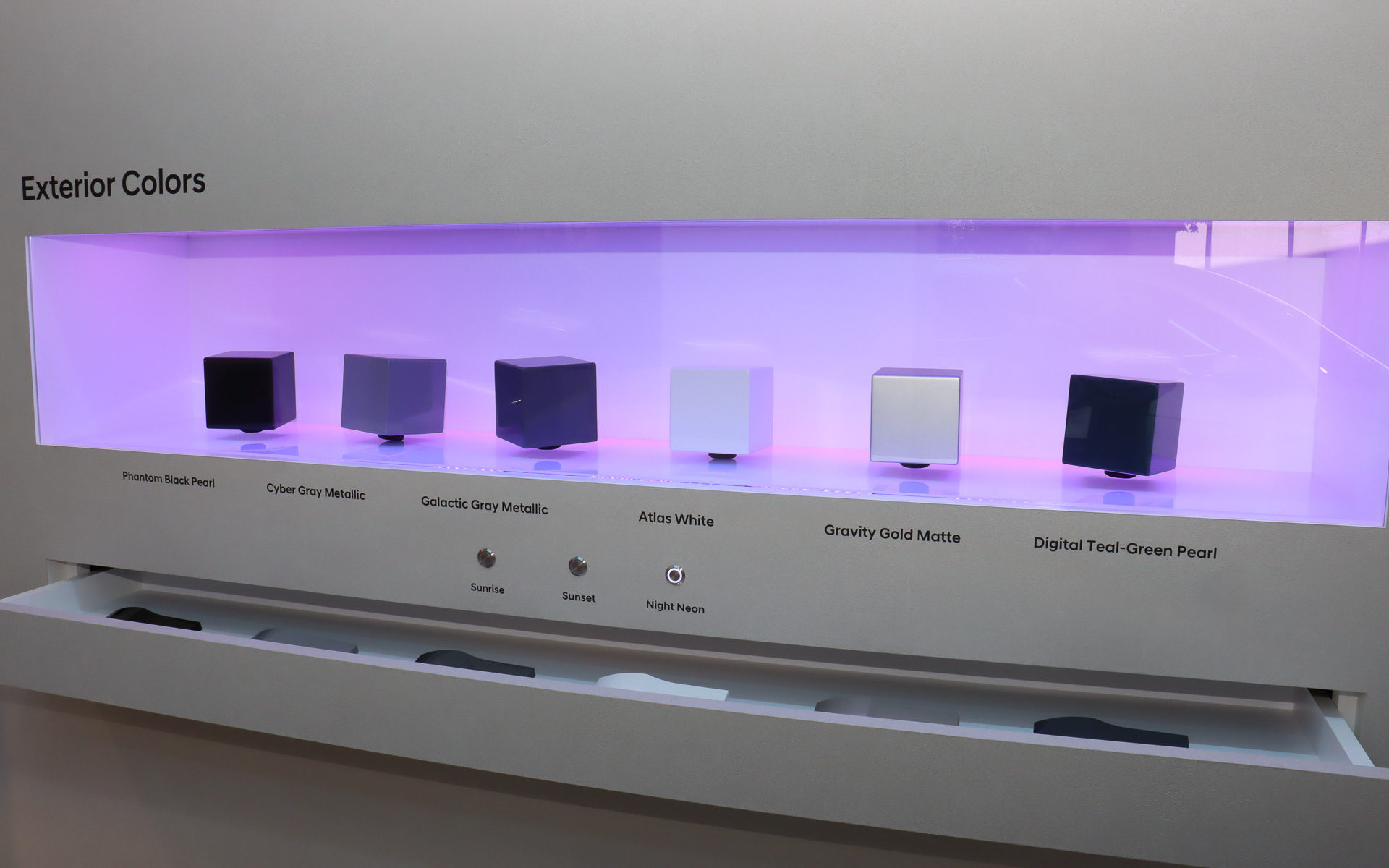 アイオニック ファイブのボディカラーを紹介する展示では、日中、夕暮れ、夜のネオンを模した3種類のライティングを用意。ボタンを押して切り替えることで回転する6個のキューブに塗られた純正色がどのように見えるのか確認できる