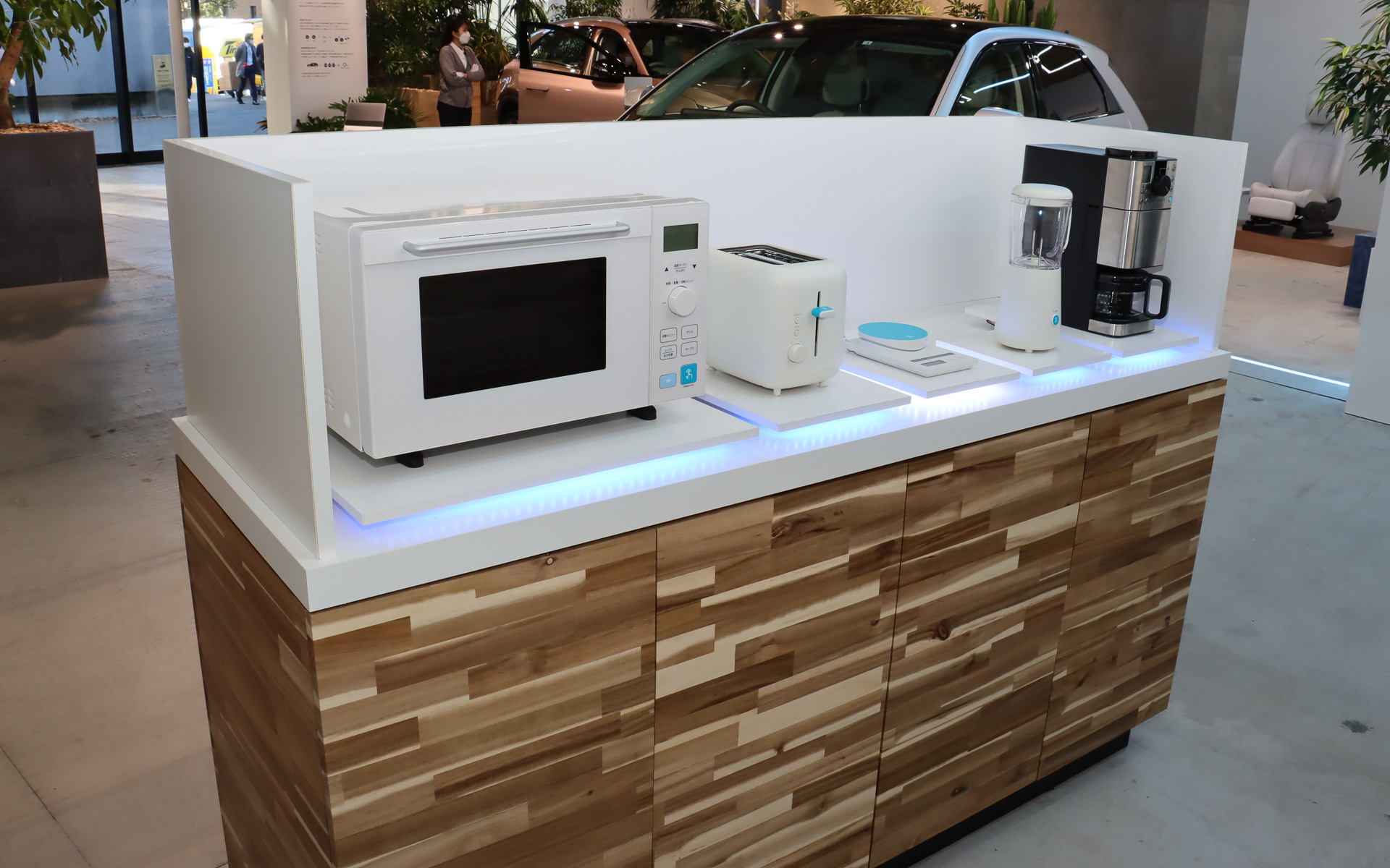 「V2L-DJ Kitchen」では、電子レンジやトースターなどを模した機器にあるブルーのスイッチを操作することで演奏が楽しめる