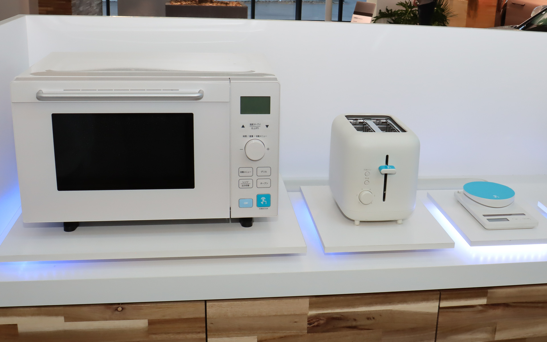 「V2L-DJ Kitchen」では、電子レンジやトースターなどを模した機器にあるブルーのスイッチを操作することで演奏が楽しめる